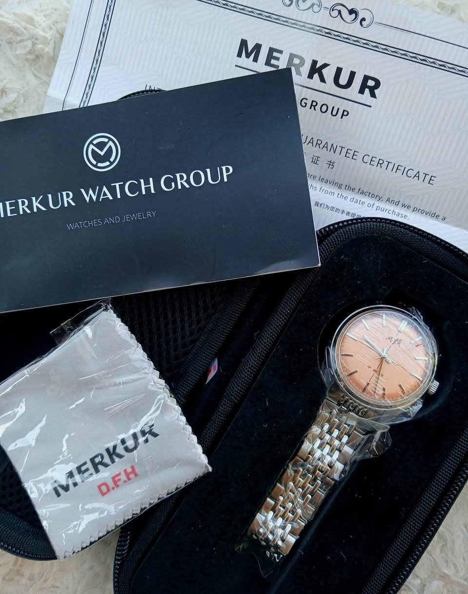 ساعة merkur vintage 70s
ساعة راقية كامل استيل لون مميز جديد لوك غير مستعمل 
مع العلبه الاصلية و الكتلوك 
المكينة نصب 
قفل فراشة 
القطر ٣٨ ملم 
لاستفسار عالخاص او واتساب ***********

