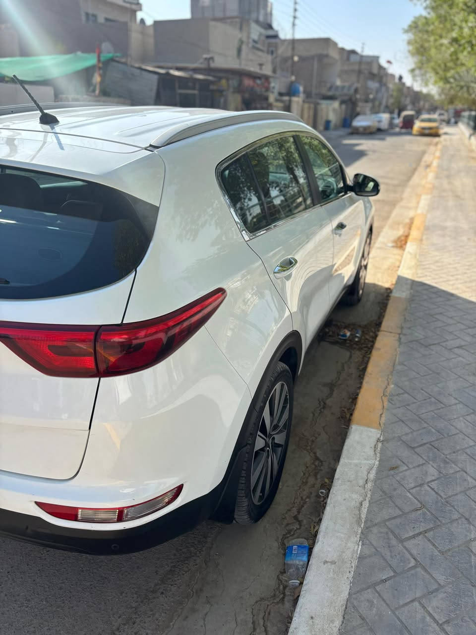 السلام عليكم سبورتاج ٢٠١٨ خليجي
ممشى ١١٥ الف كيلو 
محرك ٢٠٠٠ دوش كير ومكينة مكفول 
مواصفات:
كاميرا دوارة 
قطعتين تبريد
مرايه كهرباء 
سترين جلد
تحكمات ستيرن جهتين
مثبت سرعة 
شاشة اعطال
حساسات امامي وخلفي
السيارة بدون حادث فقط بيها رصعه في الباب الخلفي 
ورصعه في الجامغ الامامي 
وشويه تكحيلات والقطعه واحدة صبغ الي هيه الدعاميه الاماميه 
سعر السيارة ١٨٢ وبيها مجال 
مكاني بغداد الدورة 
تلفون ***********
