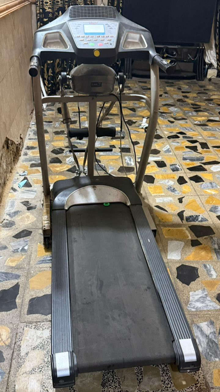 نوع الجهاز:
 • جهاز مشي كهربائي للبيت (Home Treadmill)
 • فيه حبل/أشرطة لمقاومة لتدريبات الجزء العلوي (كتف/صدر/ذراع)

الموتور : 
2.5 حصان 

السرعة : 
تقريبًا من 1 – 12 كم/س (شائعة في الأجهزة المنزلية) 

المسار (المنصة):
 • عرض المنصة حوالي 40–45 سم
 • طول المنصة حوالي 110–135 سم

اللوحة:
 • فيها شاشة رقمية صغيرة تظهر:
✔ وقت
✔ سرعة
✔ مسافة
✔ السعرات
✔ نبض

مزايا إضافية:
✔ كابلات تمرين / أشرطة لمقاومة
✔ منصات قدام لتمارين أسفل الجسم
✔ مقبضان جانبيان

جهاز مستعمل

السعر 150 الف والتوصيل مجاني 
للحجز والاستفسار المراسلة واتساب 
***********
