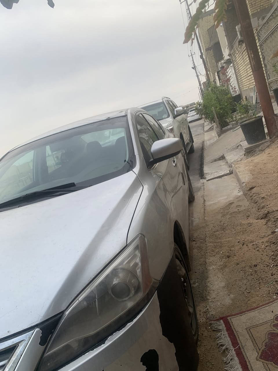 السلام السلام  عليكم نيسان سنترا 2015 رقم شبه مميز بغداد باسمي السياره بيها ربع الصندوك من جوه مصبوغ ضربتها وبيها مكانين بارد وكلشي موضح بل فيديو بيها ((كيرها كايم السياره)) مكينه مكفوله تخم تاير مصارله شهر .قيم بما يرضي الله وهاذا رقمي ***********
