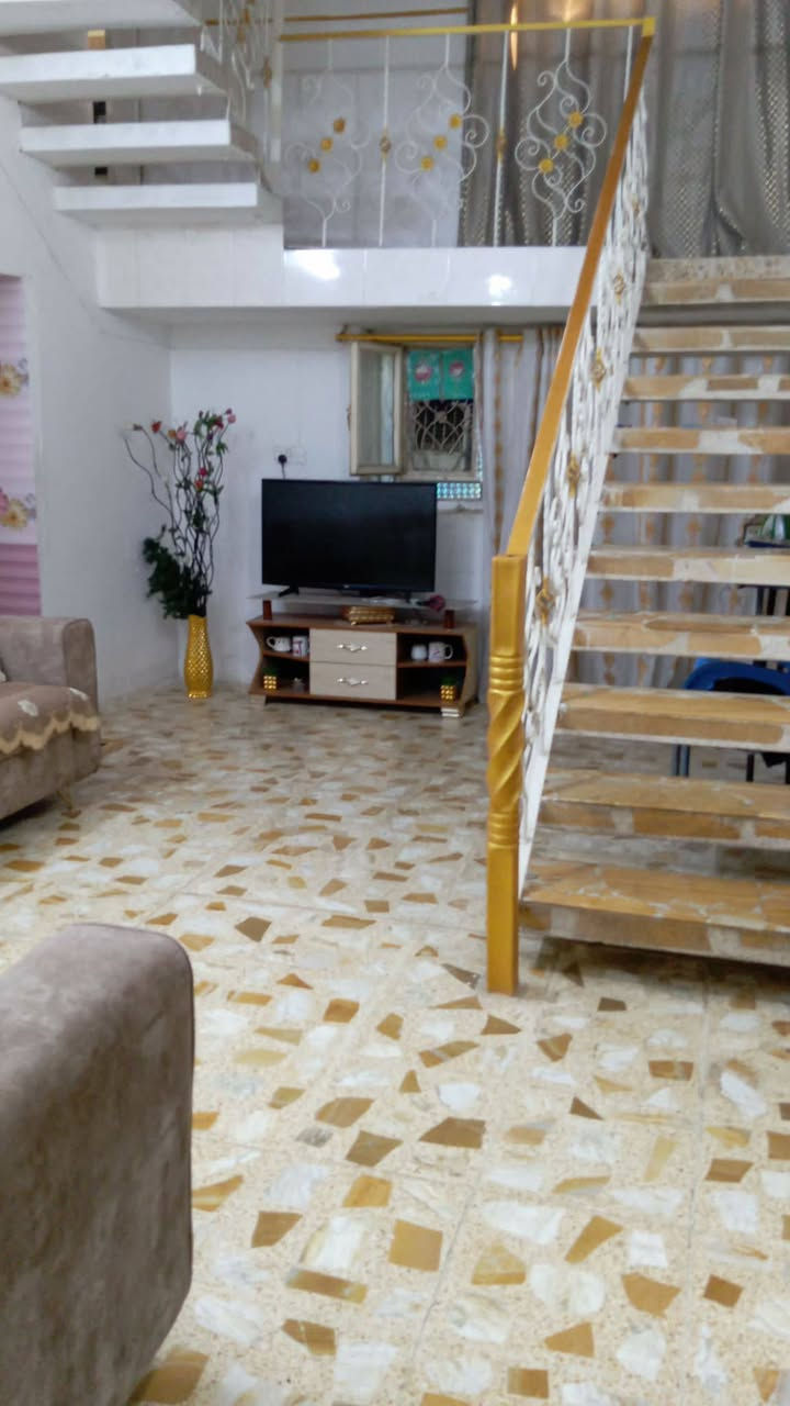 السلام عليكم بيت طابو صرف طابقين في حي المرتضى قرب سكله ابو علي الطابق الاول صاله وغرف نوم وكلدور وصحيات ومطبخ  ومناور اثنين والطابق الثاني غرفه نوم ومخرن وسطحين وصحيات خارجيه وكراج سياره  علما أن البيت ركن وحديقه داخليه ومساحته 150 متر واجهه 10 ونزال 15 يبعد عن التبليط 20 متر ؛.للتواصل.   7763869163
