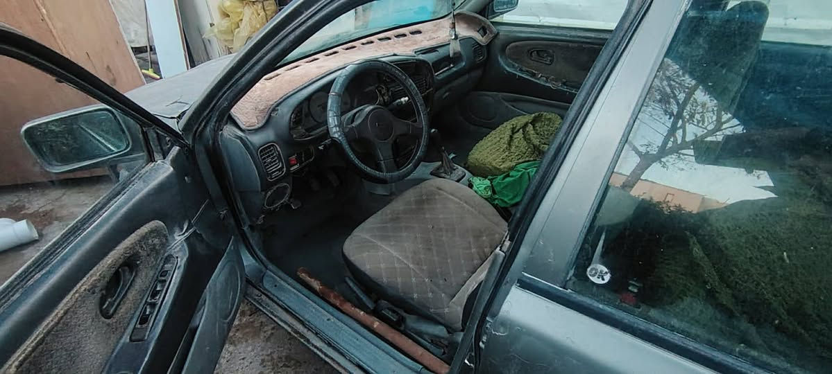 أسلام عليكم للبيع براتون 2002 رقم انكليزي بسمي سنويتها لل 31  كير محرك خير من الله صدر نضيف داخل نضيف خارجها حلو السعر 30 وبيها مجال  *********** ( مكاني صلاح الدين مجمع الدور
