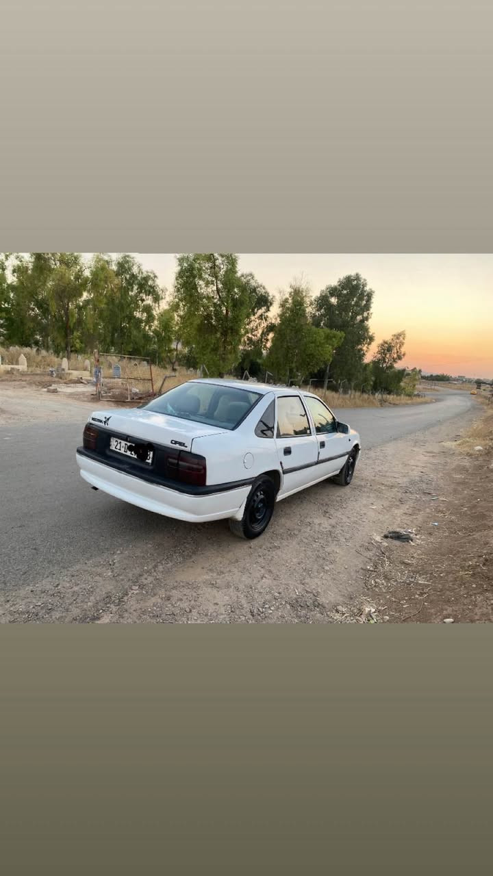 سەرەتا بەناوی خوا
ئۆپڵ ڤیکترا ۱۹۹۰  مەکینە ٢٠ گێر عادی
بێ دەعموولێدراوی بێتەقەورەق
دوو جام کارەبایی  
گێرو مەکینەی بێ عیبە
تایەو ویلی بێ عیبە 
پێشو پشتی کەپسە
 وەرگەراوو براوەی بەشەرت
سەنەوی تازەیە 
کۆبۆنی بەنزینی هەیە رەقەم سلێمانیە
نرخی ٣٥گەڵاو مەجالێکی کەم .
*********** Singapore
