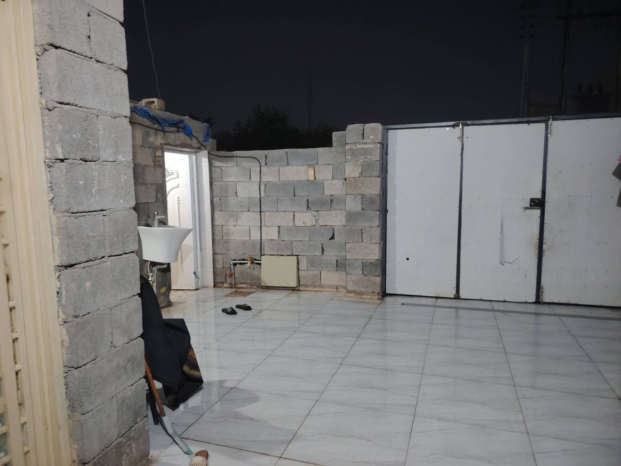 سلام عليكم
بيت 152متر للبيع
البيت كامل جاهز يحتوي ٢غرف نوم وصاله وديوانيه ومطبخ حار وبارد وحمام داخلي وصحيات خارجيه العنوان العماره حي السلام مقابيل جسرالحولي علمآ ان المنطقه كاملة الخدمات تبليط.مجاري كهرباء ورصيف.... رقم التليفون ***********
