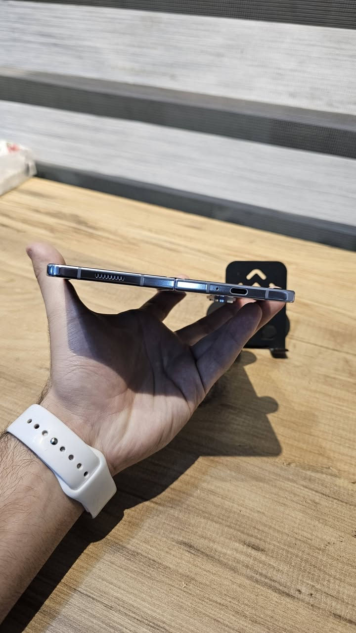 Galaxy Z Fold5.   سامسونك    
ذاكره 256 
غني عن التعريف جهاز جديد لوك فقط مفتوح من باكيت لا خدش ولا شخط بي ما مفتوح الجهاز امريكي 
الضرر/قافل شبكه سيم كارت متوقف لان جهاز امريكي
باقي كله مكفول 

               السعر 525 الف فقط 

_____________________________________ العنوان 📍
بابل شارع 40 متوفر توصيل جميع محافظات العراق 
اذا كان توصيل يلزم عربون من قبل الزبون 
📞***********. واتساب+ اتصال
