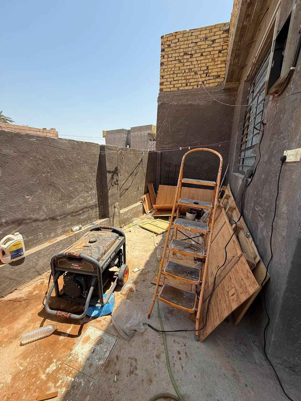 سلام عليكم دار للبيع مساحه 140متر يحتوي على غرفه وهول ومطبخ وصحيات وصاله طابو زراعي سند 25 تحويل مباشر 
الموقع يم شارع 100 يبعد عن الشارع العام 70متر لاستفسار اكثر ‭***********‬
