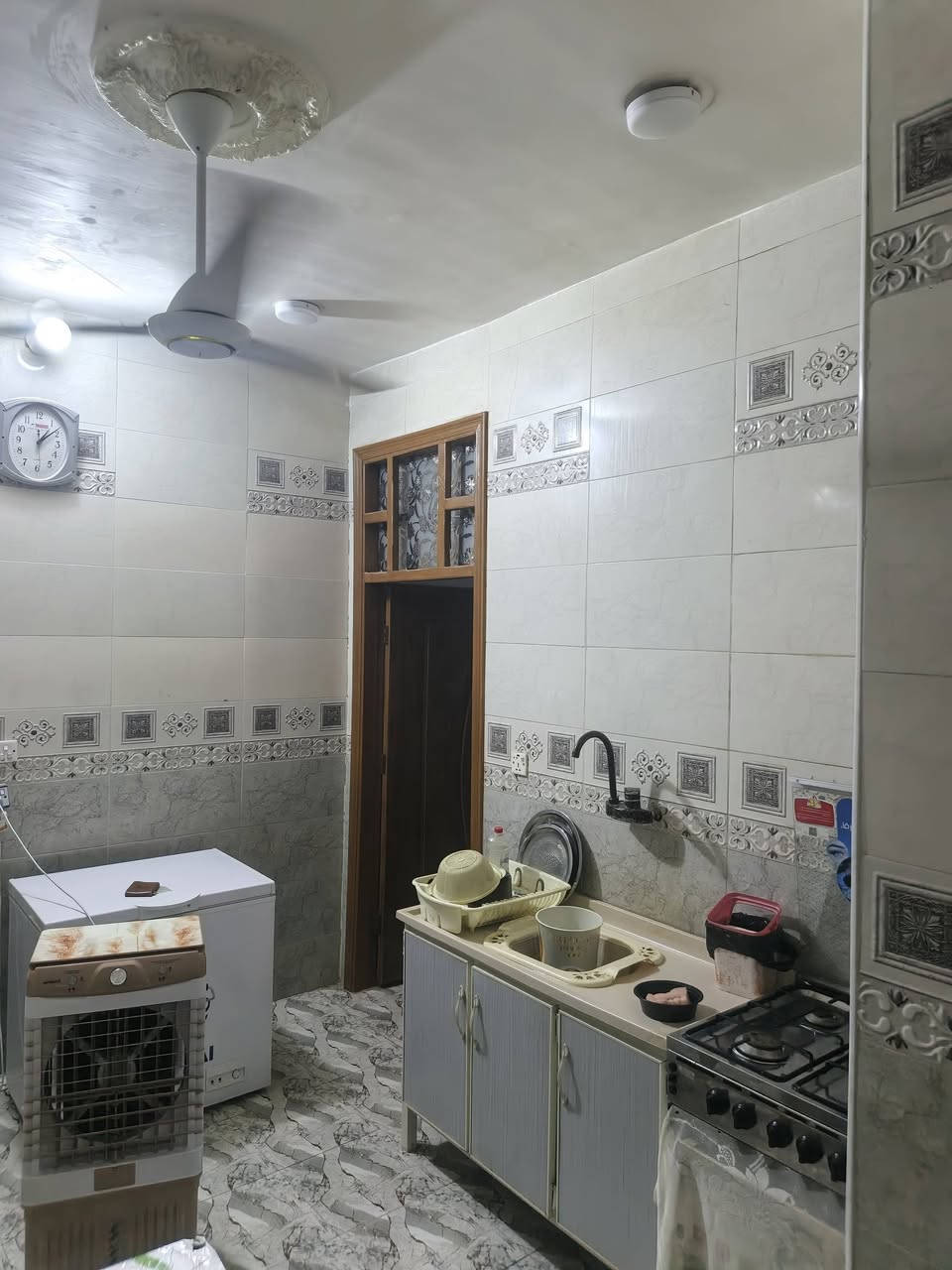 الدار للبيع 
مساحه البيت 100
منطقه شارع شريفه جديد محيزم ٤ 
طرمه كبيره 
ستقبال 
مطبخ 
غرفه نوم واحده 
بيت جديد بناء ٢٠٠٢٣ 
صطع العدد ٢ 
رقم الهاتف ***********
السعر 80 بيه مجال للشراي
