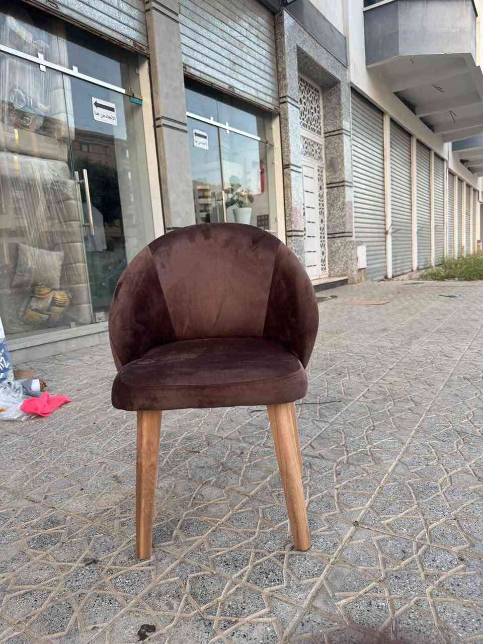 مرحبا 
 كرسي مريح ( للصالونات / للمقاهي / للمطاعم / للكوافوزات / للبالكون )

لعبار 👈👈👇
50cm فالجلسة 
لعلو ديال الجلسة 45cm
لعلو كامل 78cm الدروة, برشيد


**إذا كنت صاحب هذا الإعلان وتريد حذفه لأي سبب، رجاءا أرسل رسالة إلى الدعم الفني**