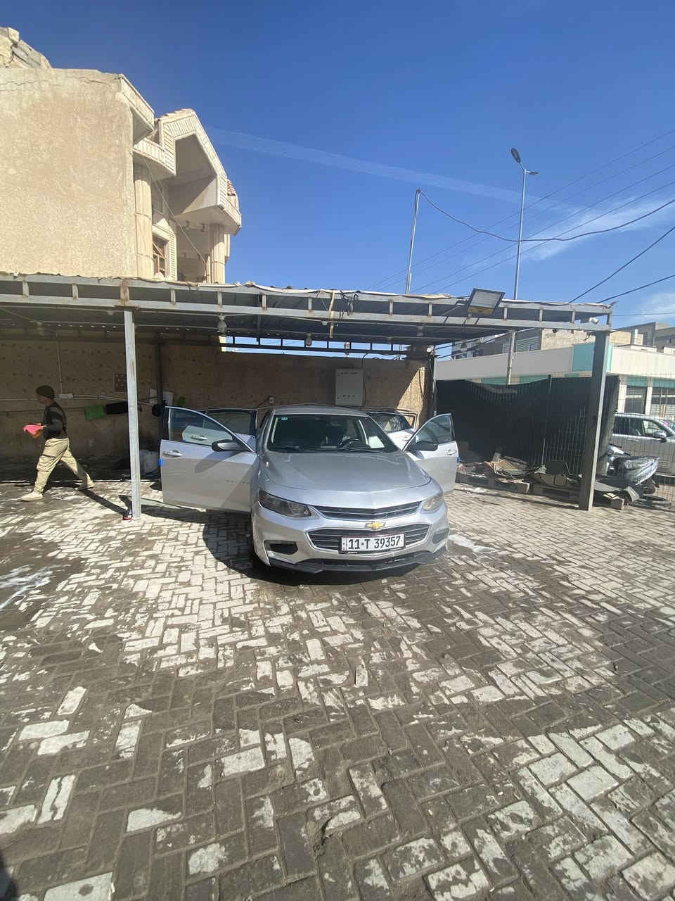 للبيع شفروليه ماليبو 2018 – فئة LT
السيارة نظيفة، ناعمة، وجاهزة للاستخدام اليومي، استخدام شخصي وبدون أي مشاكل.

المواصفات المهمة:
 • محرك 1.5 توربو اقتصادي وقوي
 • قير أوتوماتيك 6 سرعات (ATF)
 • شاشة وسطية أصلية
 • كاميرا خلفية
 • تحكمات ستيرن
 • تشغيل وبصمة (Push Start)
 • بلوتوث
       Apple CarPlay.    
 Android Auto
 • تكييف قوي جداً
 • سيارة مريحة وناعمة بالسواقة
 • بدون أي أعطال أو مشاكل

الحوادث :
 • حادث أمريكا: دعامية أمامية فقط
 • حادث العراق (عند المالك السابق): باب خلفي عكس السايق
 • صور الحادثين موجودة قبل التصليح
 • التصليح تم بشكل صحيح

الحالة القانونية:
 • السيارة حرة
 • باسمي
 • رقمها بغداد

📍 مكان السيارة: السماوة

💰 السعر: 118 ورقة
البيع نقد
السعر قابل للتفاوض البسيط للجاد

📞 رقم الهاتف: ***********
📱 متواجد على الفيسبوك أو الواتساب أو عن طريق الاتصال
