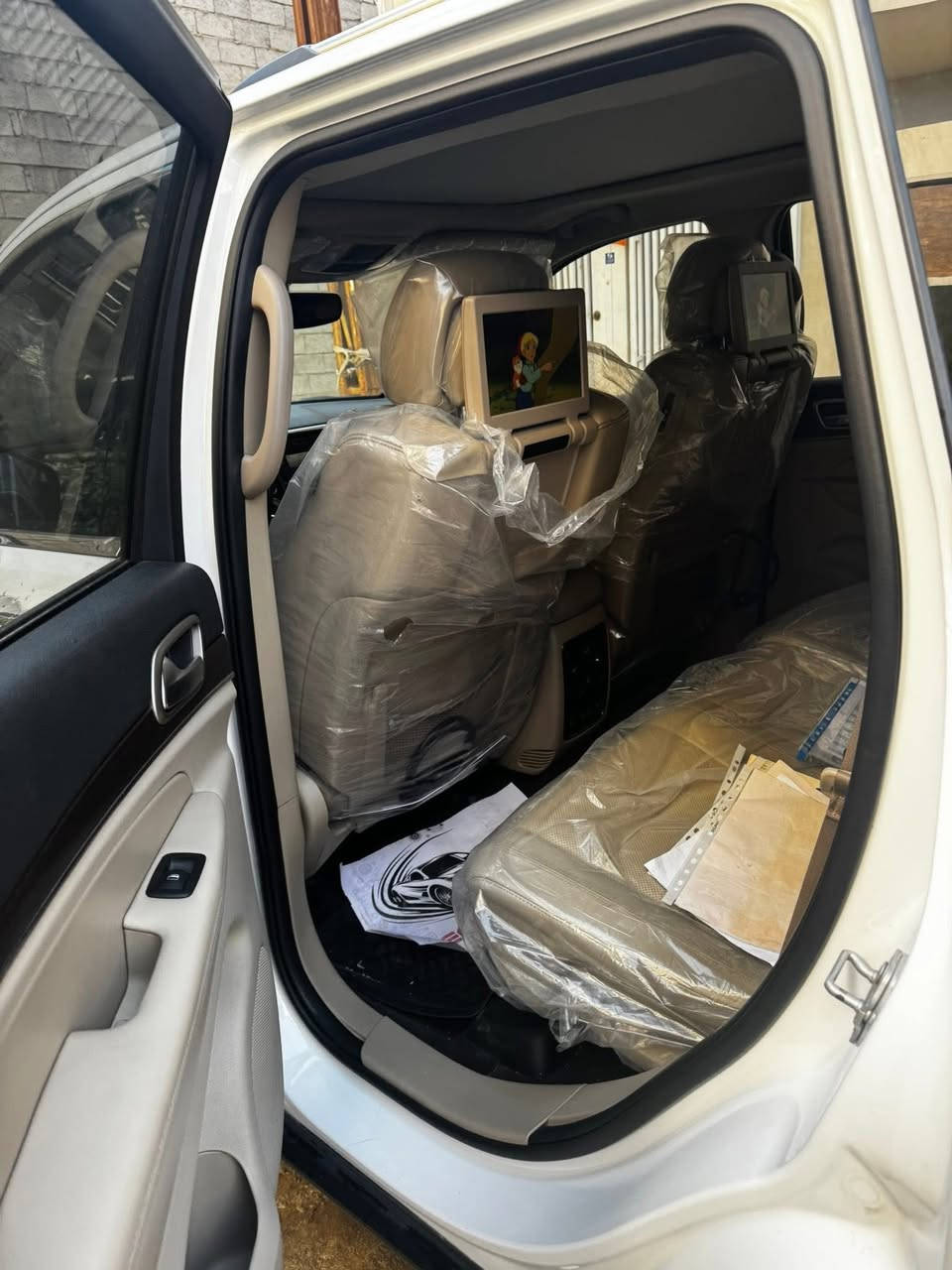 السلام وعليكم ورحمة الله وبركاته
من رخصة الادمن
جيب شيروكي لمتدد فول مواصفات 2017 
خليجي شتريد بيه مواصفات فول الفول 
ماشية 58 ميل السعر 255 وبيه مجال بيه طلقة بالقمارة منافذه اخر شي 
المكان بغداد الشيخ عمر يم مستشفى الطوارئ القديمة
رقم بغداد بسمي السيارة تحويل اي وقت يعجبك 
رقم الهاتف ***********
