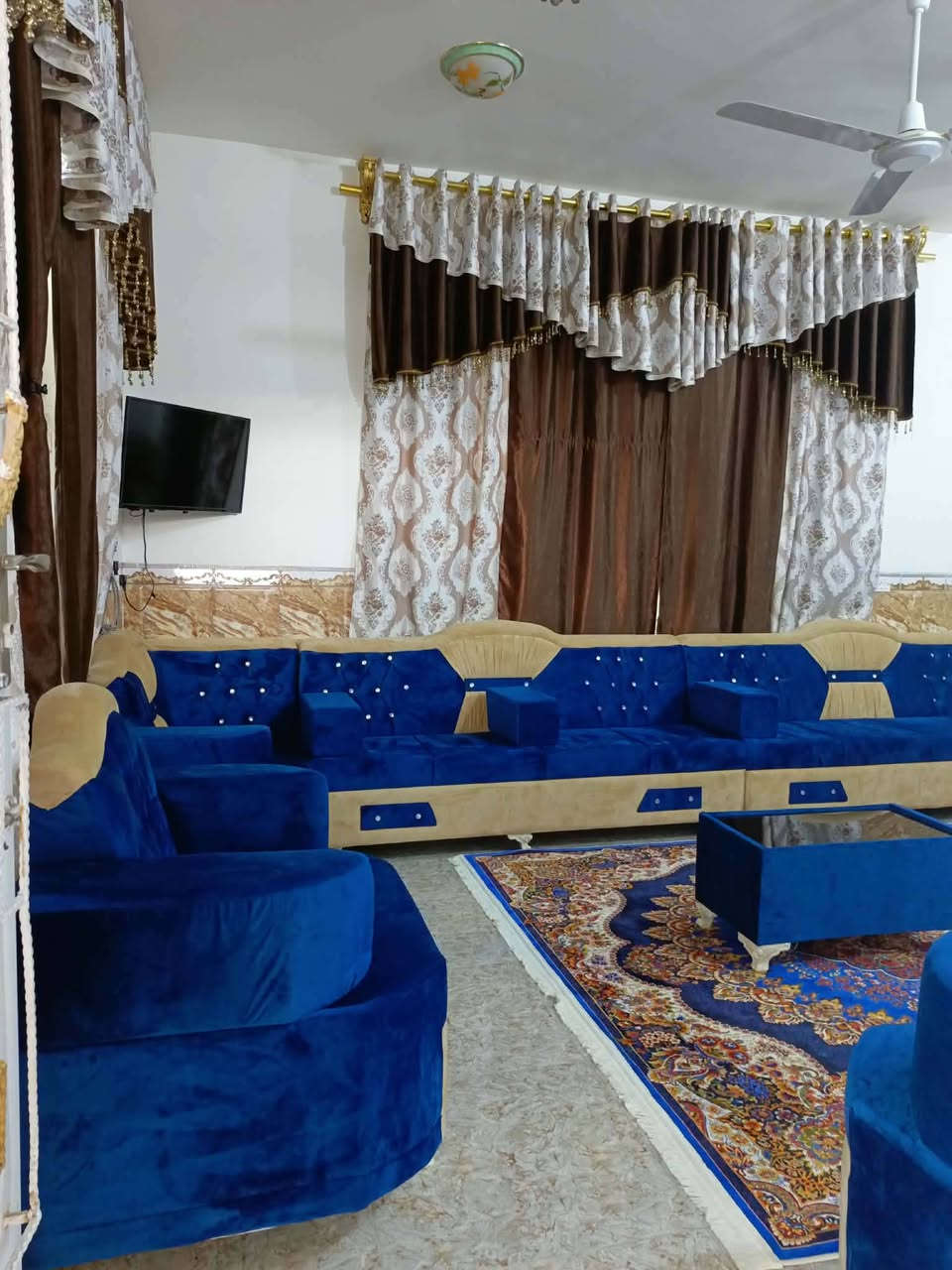 السلام عليكم
دار للبيع في مدينه الباقر 
حي الزهراء  م400متر
يحتوي علئ غرفتين مع صاله واستقبال ومطبخ مع صحيات داخليه وخارجيه مع حديقه مساحتها 200متر من ضمن المساحه المذكوره للأستفسار أكثر الاتصال علئ الرقم 
***********
