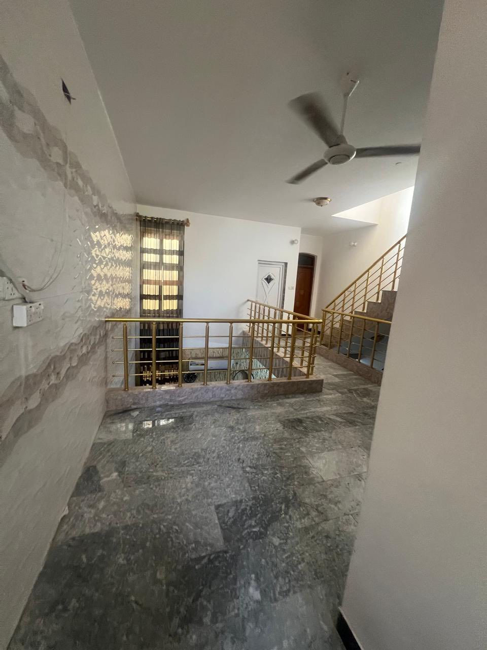 120 م في حي الجامعه تابع الوصف و شوفلي مواصفاته و موقعه المميز 

مساحت البيت 120 م طابقين 3غرف نوم و شارع 15 و بعد على ساحه موقعه كلش راقي 

خلف شارع جامعه سلام خلف قاعه كهرمانا البيت موقعه فول VIP وهجي مكان ميتعوض 

تفاصيله و نضافت البيت راقيه كلش 

للاستفسار اكثر عن العقار الاتصال يتوفر وتساب

0780 789 4484
