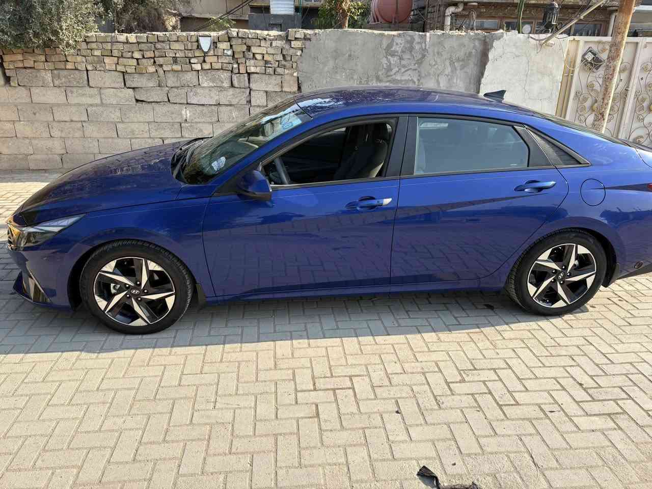 السلام عليكم هونداي النترا موديل 2023سياره جديده بمعنى الكلمه ماشيه 50محرك 2000دوش نص فول السياره 
بصمه 
تدفئه كشنات 
نقطه عمياء 
شاشه ديجتال متصل 
سايد بريك بصمه 
اتوو هولد 
رادار امامي 
رادار خلفي 
حساسات امامي +خلفي 
لد امامي +منضومة زنون 
مانع انزلاق 
تحديد مسار 
قياده ذاتيه 
وبعد بيها مواصفات هواي 
السياره شاد الها منضومه غاز إيطاليه بعدها بل ضمان  
كتلوكات الشركه كلها موجوده بسياره محرك كير كفاله 
حادث السياره حافه البنيد لا لغد ولا شاصي نفسه البنيد معدل كفاله عامه من صبغ وتبديل عنوان السياره بغداد الكرخ اتصال ***********
