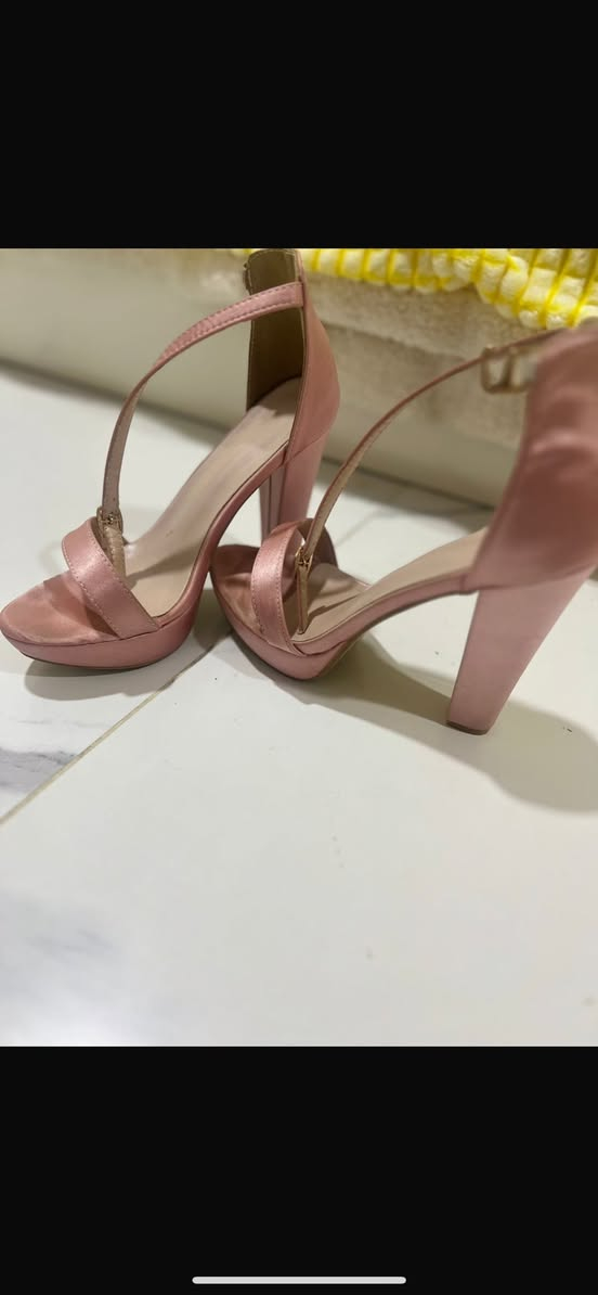 عدنا هذا الفستان مستمل مره وحده ونظيف ياخذ شكل الجسم قياسه 40 _42  وهاي الحذاء قياس 40 اسعارهن مناسبه الفستان 25 الف نريده والحذاء ب 10 الاف. المكان النجف


**إذا كنت صاحب هذا الإعلان وتريد حذفه لأي سبب، رجاءا أرسل رسالة إلى الدعم الفني**