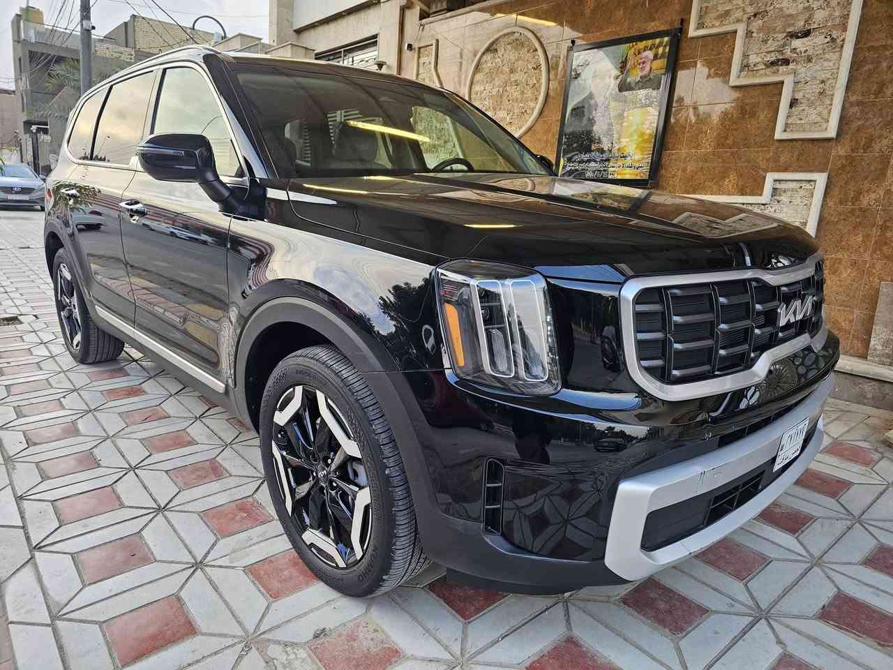 السلام عليكم للبيع كيا تلرايد موديل 2025 S كامل مواصفات داخل ابيض زيرو  ماشيه 500 ميل فقط دخول جديد بدون رقم حادث فقط باب جانبي السعر 285 للستفسار الاتصال ***********
