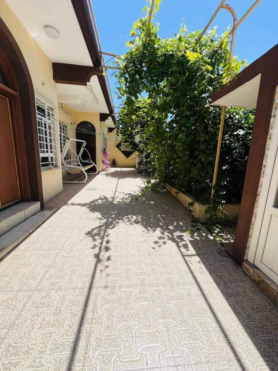 دار ركن للبيع في حي الملايين الاولى
موقع الدار قرب جامع الحسنين 
مساحه الدار 405م 
يحتوي الدار على 5 غرف نوم ومطبخ وصحيات واستقبال وهول وحديقة مع محلات عدد 5 مؤجرة كامله 
صنف الدار بستان ملك صرف 
لمعرفه السعر أكتب تم
أو مراجعه مكتب مدخل حي الملايين الاولى مكتب أرض التميز للبناء والعقار 
اي استفسار يرجى مراسلة الصفحة او الاتصال ع الارقام المذكورة⬇️⬇️
***********
***********
