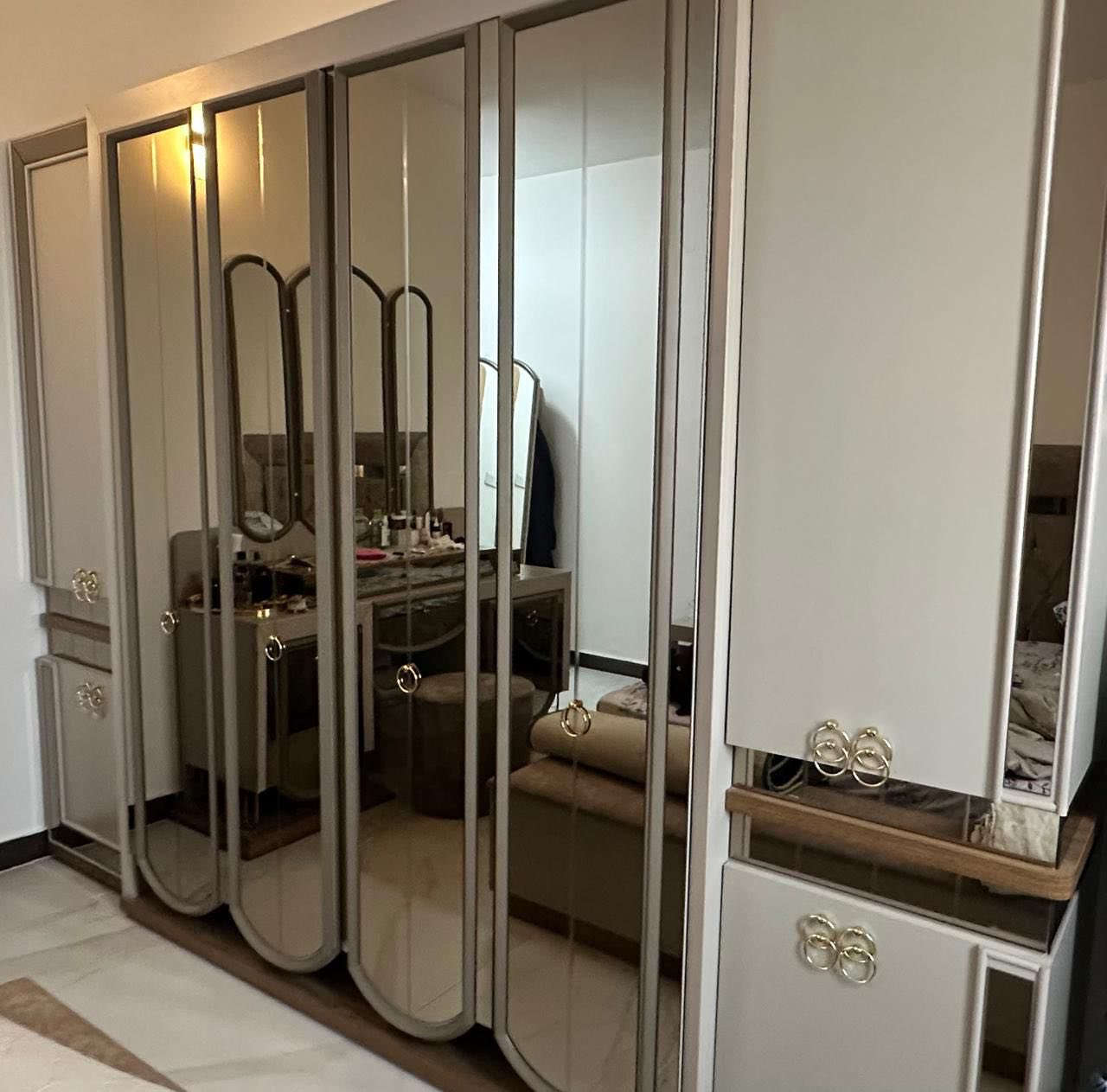 غرفة نوم تركية من سبع قطع (سرير نفرين ويه دوشگ طبي وبي مكان تخزين جواه، كنتور ست بيبان، جرارات، ميز تواليت، مرايا بجرار، و كوميدي x2)
اخت الجديدة، كلشي بيها  سليم
السعر مليون ونص
سعرها معروف ب 2،500،000 بالسوك 

للاتصال ***********
