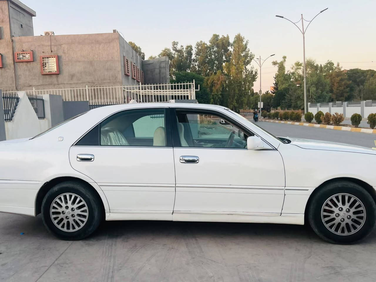 سڵاوی خواتان لێبێ 
مەلیکەی براوەی ۲۰۰۲
مەکینە d4 گەورە
دوو ئایپادی تیایە
بەسمەیه
کوشن کارەبایە
لایتی دواوە کریستاڵە
بێ تەقەو رەقەیە بەشەرتی گێر و مەکینە
ماڵی دۆستە تابڵێی خاوێنە
نرخی ٤۰ وەرەقەو مامەڵەیە
*********** شربازهير, السليمانية

