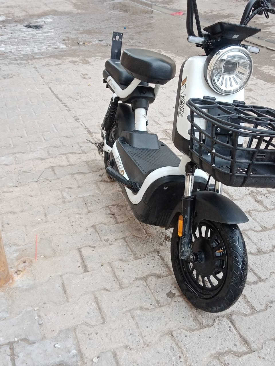 لبيع درجه
دراجه شحن
شركة الريان
نظافة 100من100
3سرع السرعه40
تايرات جدد
اشاير يمنه ويسره
لايت ضعيف وقوي
المسافه50كيلو
السعر 250وبيه مجال
الاستفسار على الرقم
او مروس بR9
***********
