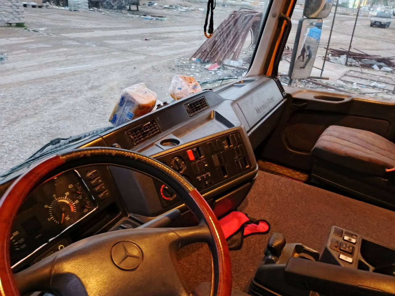 السلام عليكم 
أكتروس ميكا موديل 2001 حجم 1843
رقم كركوك الإنكليزي3لوحات سنويه لغايه 2028
مربوطه فلات ذات جوانب متحركه 4 محاور 
للاستفسار الاتصال على الرقم 
***********
