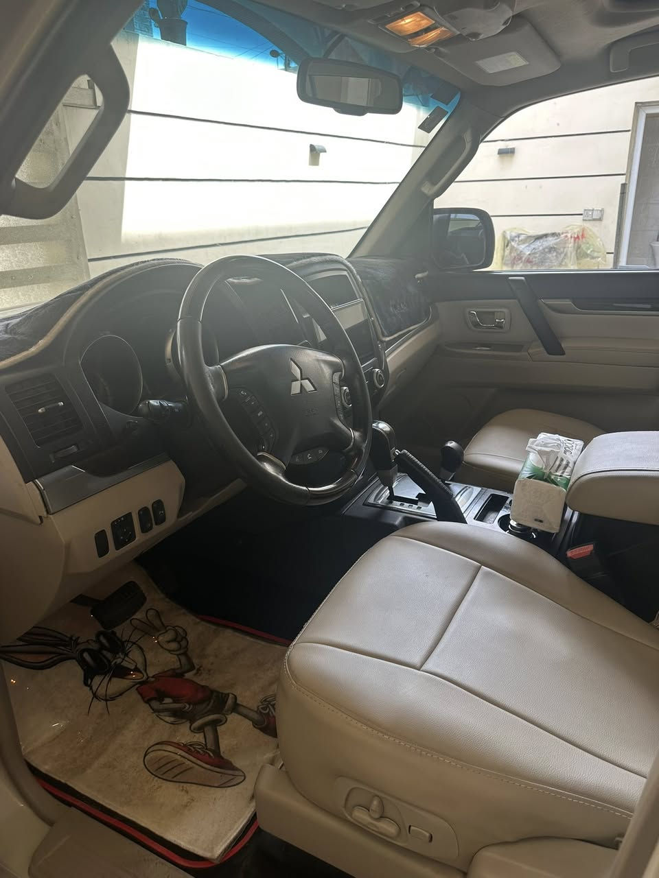 السلام عليكم للبيع باجيرو2010 حبتور 3800
السياره خير من الله مناقصه شي مكاني بغداد حي الاعلام السعر 152وبيه مجال 
***********
