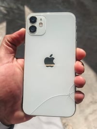 آيفون ١١ كامرات زلال شاشه تفصيخ فيس إيدي شغال  نضافه فول عده هذا الفطر...