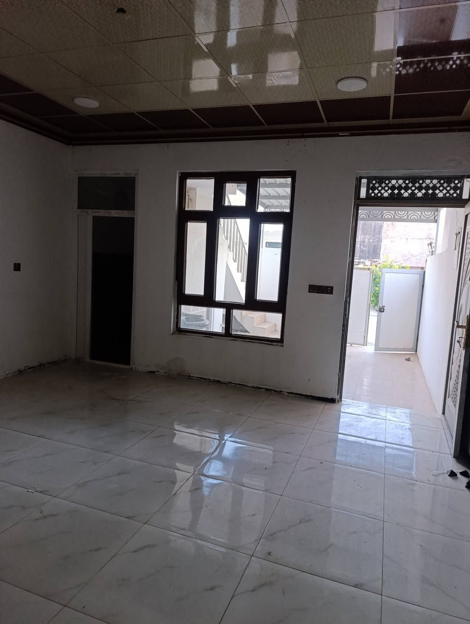 ئه م خانو١٠٠مه تره و بيكهاتووه له زوري خه و هؤل مطبخو موساعت مطبخ و ميوان دكتي مو به ريده  سه رئاو غه ربيو شه رقي تيا يه و خه ريته يه كي جوان ما ليكي ريكو بيك ناونيشان كركوك ده روا زه زور نزيكه له جاده كامل خه ده مات به رامبه ر مز كه وتي احود كؤلاني ١٥ متر بانه و كؤنكريته به نرخيكي زورمناسب ماله كه زه رورن بويه ئه يفروشن ره قم مو بايل ***********
