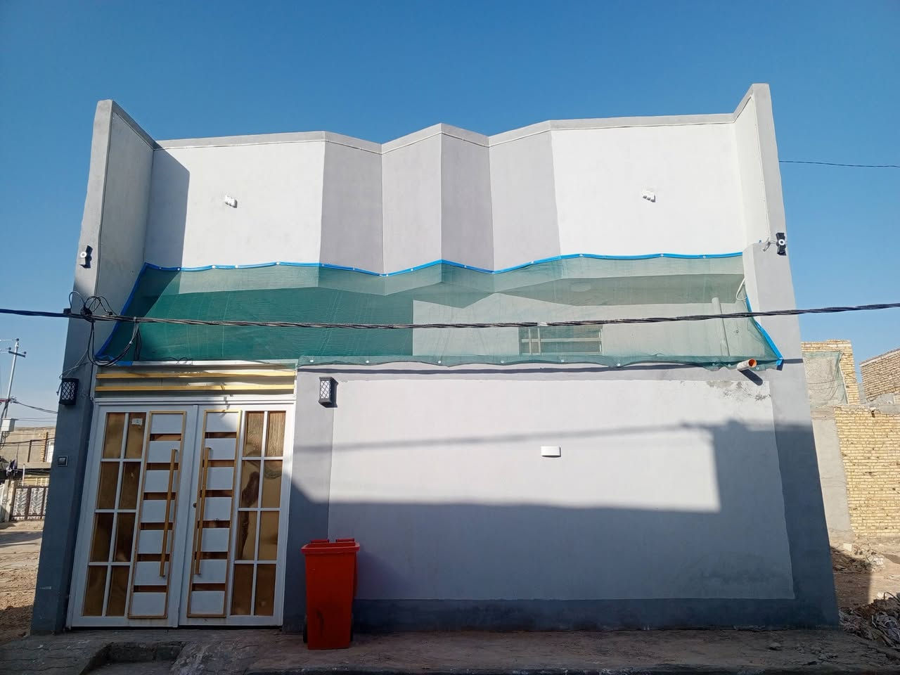 🔥 بيت جديد للبيع - شارع المطار القديم 🔥

🏠 المساحة: 100 متر 
📍 الموقع:نجف كوفة-شارع المطار القديم
قريب على مدرسة القصواء
💰 السعر: 38 مليون 

التفاصيل:
✅ بناء جديد 100% اساس وسقف صب مركزي
✅ بناء بلوك متين - شغل نظيف
✅ التقسيم: غرفة نوم + صالة + استقبال + مطبخ
✅ صحيات داخلية وخارجية
✅ سطح + منور للتهوية والضوء

للتواصل اتصال 
📞 ***********
