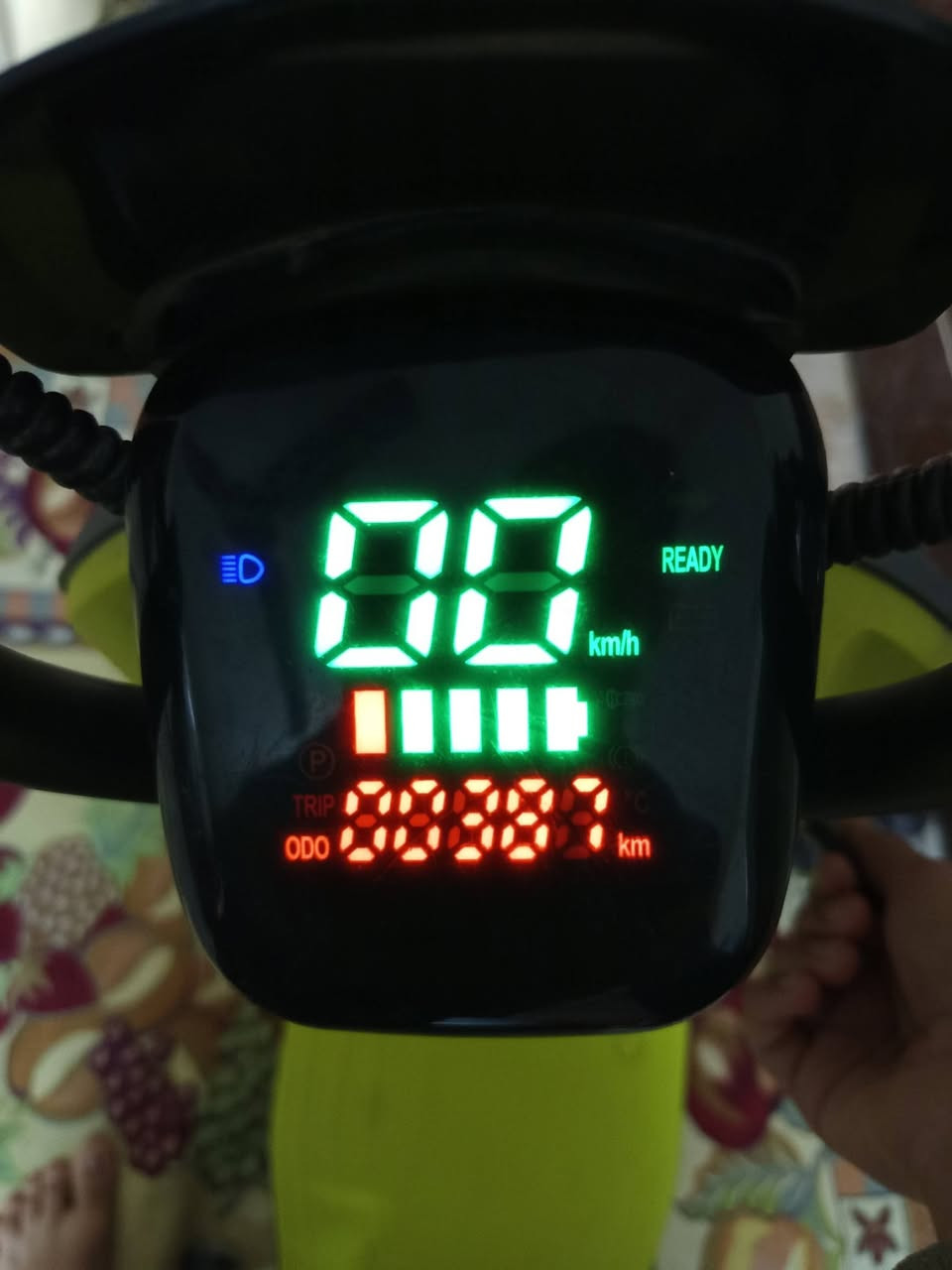 متوفر دراجه شحن صغيره
المواصفات:
حجم:14
عدد البطاريات:4(جديد)
تايرات اثنين مبدلات اصلي
ماشي ب386كم
ما مستعمل اهواي ونضيف وما بيه اي عيب 
فقط(ما موجود كنترول عن بعد ، وبريك كدام يحتاجله عيار ) وهذوله نقصنه من سعره ويجي ويا كيبل شحن خاص اله جديد 
للحجر او الاستفسار:***********الواتساب
