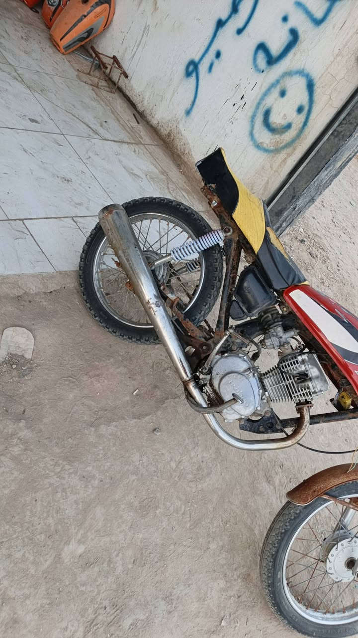سلام عليكم
دراجه للبيع 
شوفت عينك 
المحرك لاتبخير ولا تنقيص 
الشاصي بيه بليته ورقم الشاصي 
الدراجه مال شغل او تاخذه تعمير للمكان بابل قضاهالقاسم وسعر الدراجه 200 وبيه مجال قليل هاذه  رقمي ***********
