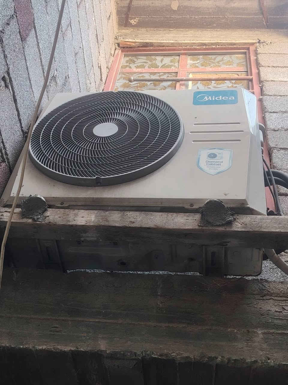 عندي سبلت نضيف بس صار بي ليك  بل قطع داخلي 2 طن عامودي ميديا قفل ***********
500 الف 
بغداد جسر ديالى قديم 
تجي شوف هو شغال بي هوه بارد قيل
