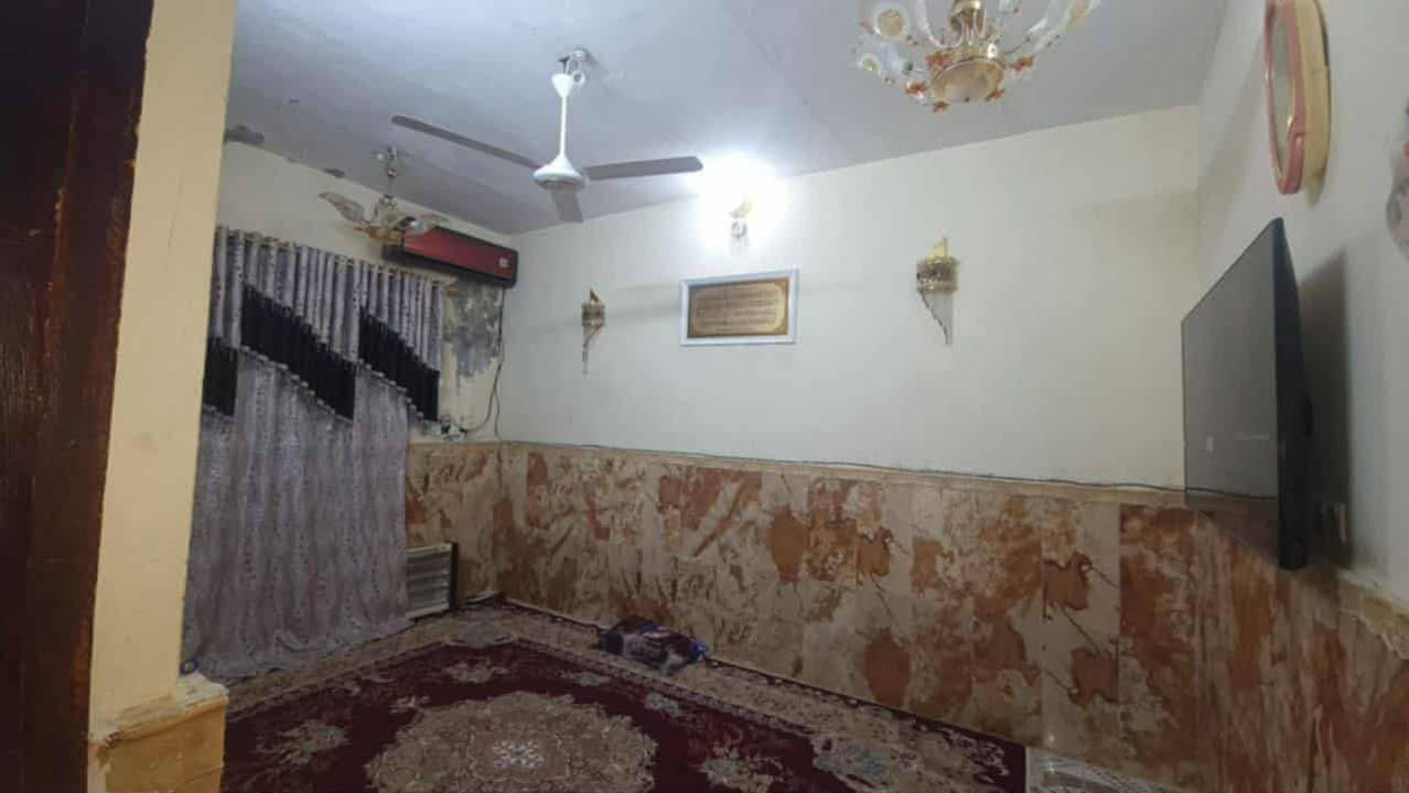 في حي الرحمة الأولى قرب المستوصف المساحة ١٠٠م مربعه 
الطابق الاول مطبخ وغرفه وصاله واستقبال وصحيات داخليه وخارجية
الطابق الثاني غرفتين نوم وصحيات
السعر: ٤٠ مليون
***********@إشارة
