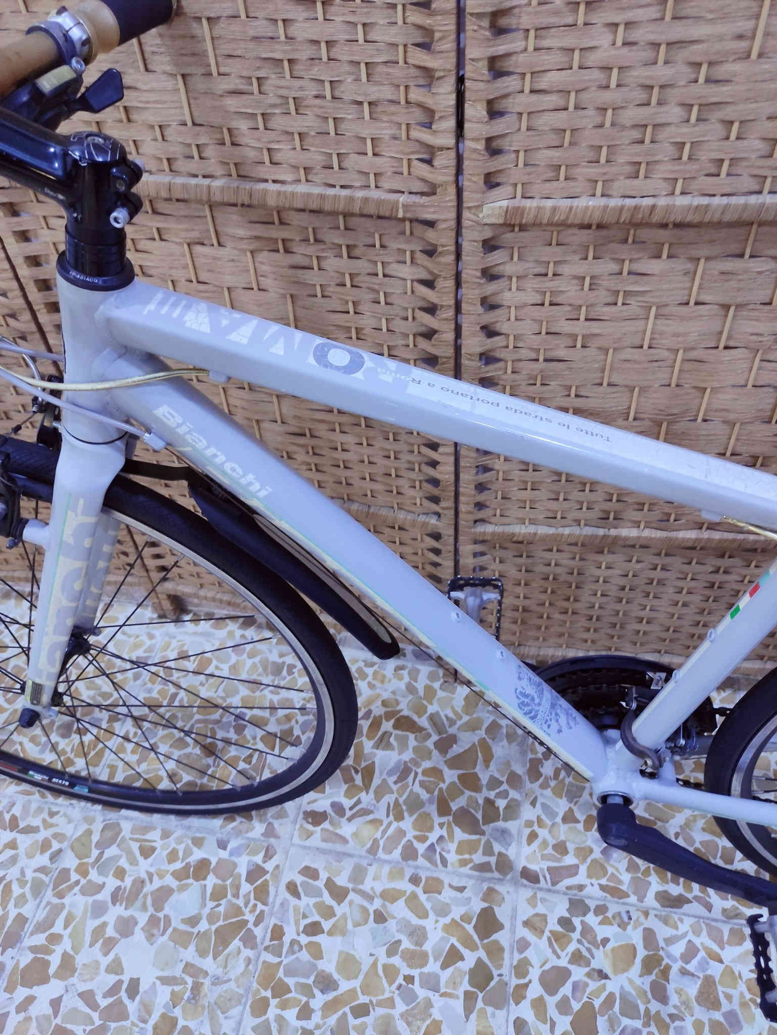 السلام عليكم 

دراجه ماركة #Bianchi بيانكا العالميه ماركه عالميه غنيه عن التعريف صنع ايطالي اصلي🇮🇹 البيانكا معروف فخر الصناعه الايطاليه🇮🇹 

 حجم 28 (C700)  ....فوول ألمنيوم خفيف جدا وسلس

لون مميز جدآ لون سمنتي سموك مطعم بأبيض  لامع ميتاليك

سستم شيمانو كامل سيت آلتوس #SHIMANO_ALTUS 

بدالات السرعه 8X3 سحب دفع #شاشه حديث سرعة جدا عالية 

بريكات سستم تيكترو Tektro سلس جدا حتى الفحمات مختومة

ستيرن رياضي نفخ مختوم بيانكا ...قبضات ربل طبي اصلي 

وياله زووم طبقتين ماركة مصممه لتحمل الاوزان الثقيله الطسات

 تايرات كتان اصليه ماركة ميشلين #VITTORIA_ZAFFIRO

سرج طبي اصلي مختوم بيانكا ...كمبليونات وياله وسرج سلايت

🔴الدراجه قطعه مال حاويه غير مستخدمه داخل العراق 
    ختم واحد ليبل واحد حتى السرج مختوم بيانكا 
     ما بيها اي نقص كامله وجاهزه 

المكان موصل الجانب الايسر ....السعر 225  الف (ثابت _ نهايتة) 

يوجد توصيل بغداد 

رقمي ***********
