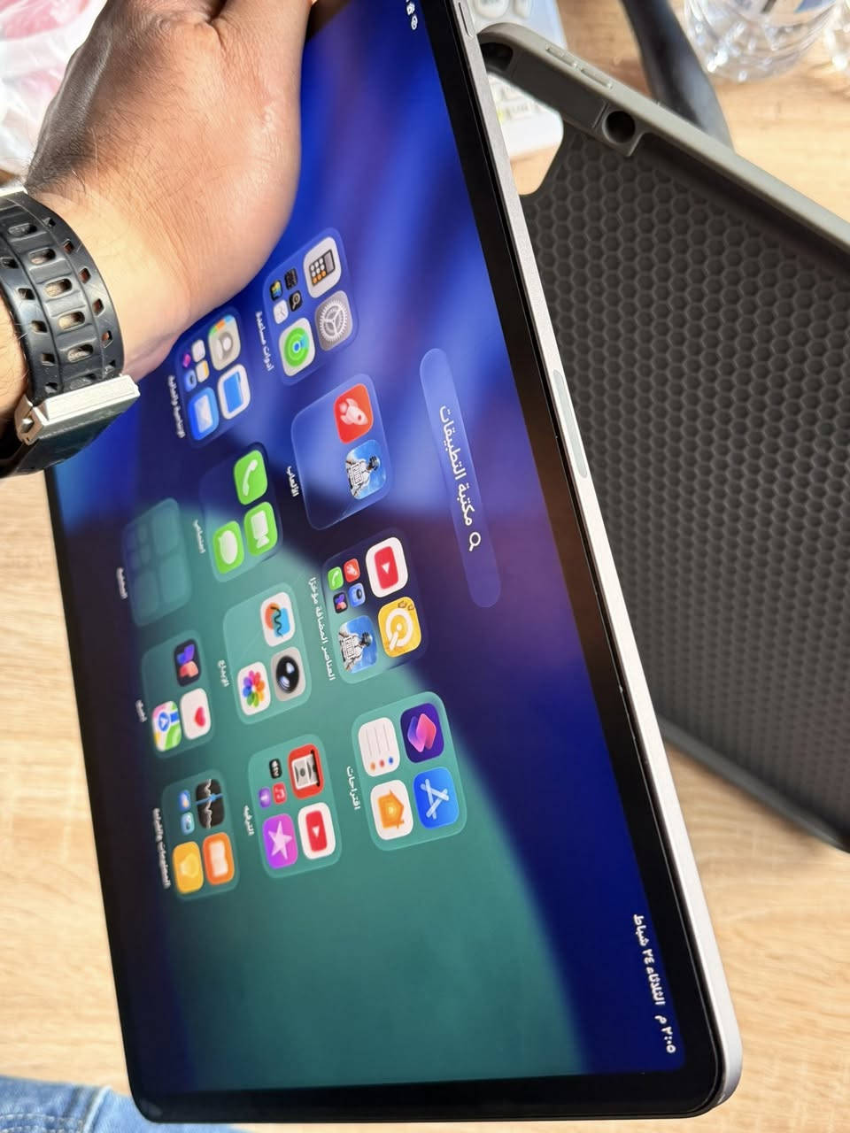 للبيع آيباد برو 12.9 إنش M2 (الجيل السادس) - وحش الـ 120 فريم في ببجي 🚀
تفاصيل الجهاز:
• المعالج: Apple M2 (أقوى معالج للألعاب والمونتاج).
• الشاشة: 12.9 إنش Liquid Retina XDR (ألوان خيالية وسلاسة 120Hz).
• المساحة: 128 جيجابايت.
• النظافة: 85% (بي آثار استخدام بسيطة بالبدي، بس الجهاز نظيف جداً وعالواقع أحلى).

الجهاز "طبارة" بالألعاب، يشغل ببجي 120 فريم ثابتة بدون حماوة أو تقطيع.
الجهاز أصلي وما مفتوح نهائياً، وكل قطعه شد الشركة (فحص 3uTools كله أخضر).
الصوت: 4 سماعات ستيريو محيطية، صوت انفجاري وواضح جداً.
• المكان: بغداد - العامرية.
• السعر: 950,000 دينار (وقابل للتفاوض بشيء بسيط للطيبين والجادين فقط).
للتواصل:
اتصال أو واتساب على الرقم: ***********
