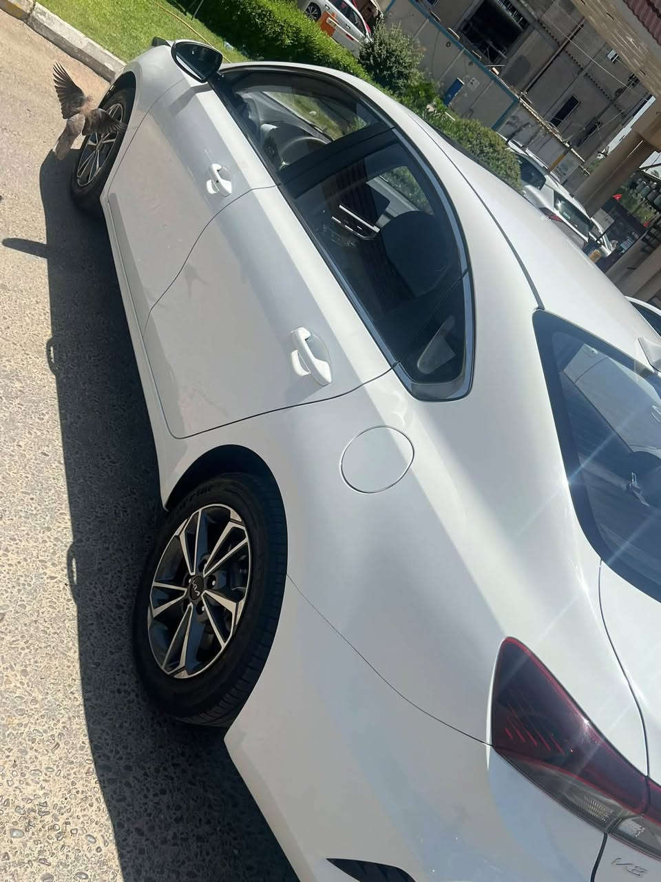 السلام عليكم كيا كي 3 للبيع فول مواصفات عداد المسافه 20300 كيلو بيه طخه خفيه بالباب الخلفي والدعاميه ومصلحات ع البارد بيهن صبغ السعر 138 ورقه وبيها مجال بسيط رقم الهاتف ***********
