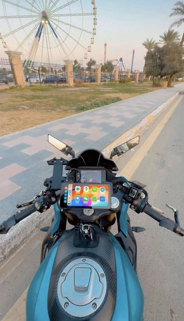 السلام عليكم للبيع بطح CF-Moto صيني  
 موديل 2021  
محرك 250SR
كير عادي 6 نمرات
الفرامل/بريك (ABS)
ماشية 16600 قابل للزيادة

السعر 25$ ورقة 

- مزودة بجهاز حساس إطارات+ درجة حرارة (يعمل على الطاقة الشمسية)

- مزودة بشاشة قياس 6.25 تشمل:
• كامرة امامية وخلفية 4K مع التسجيل ذاكرة داخلية 64G
• تدعم Apple CarPlay + Android Auto 
• حساس إطارات +درجة حرارة الإطارات 
• شبكة اتصال كاملة 4G
• انترنت WiFi
والكثير من المواصفات في الشاشة

-مزودة بجهاز لشحن الهاتف Type-C + USB 

مع هدية خوذة + جهاز سماعات بلوتوث +
جادر/غطاء الدراجة 
واكسسوارات اخرى متنوعة اضافية

علماً الدراجة بدوووون رقم
بدووووون كمرك
فقط منفيس واوراق كاملة 
الدراجة مشتريها من الصين شخصياً وجايبها وياي

للاستفسار على الخاص 
او على الرقم واتساب ***********
