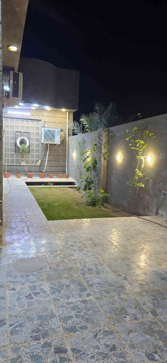 بسم الله الرحمن الرحيم
( دار حديث البناء للبيع )

في حي الجغيفي الثانيه مقابل جامع الواحد الاحد 

قرب الشارع الرئيسي

المساحه : 300 م

الواجهة  : 15 م

النزال : 20

الشارع : 10

مكون من 2غرف نوم 

صاله 2

مطبخ حار وبارد 

ستقبال 

حمامات 4

مناور 2

حديقه و كراج 
السعر ١٧٥

***********

***********

متواجد واتساب او اتصال 

ابو فهد
