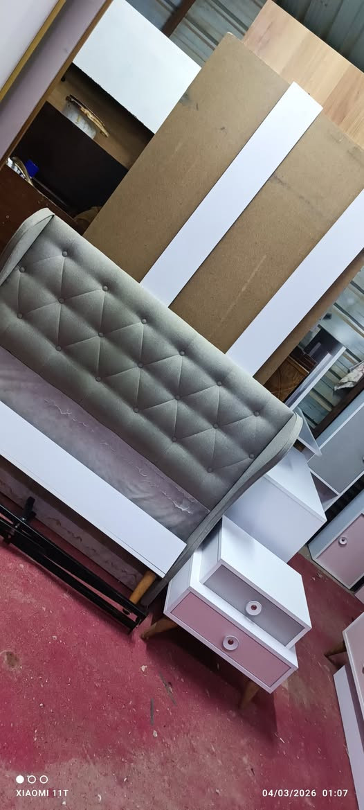 غرفه شبابيه ماركه تحفه 8 قطع نظيفه جدا 
650 توصيل 15 
***********
