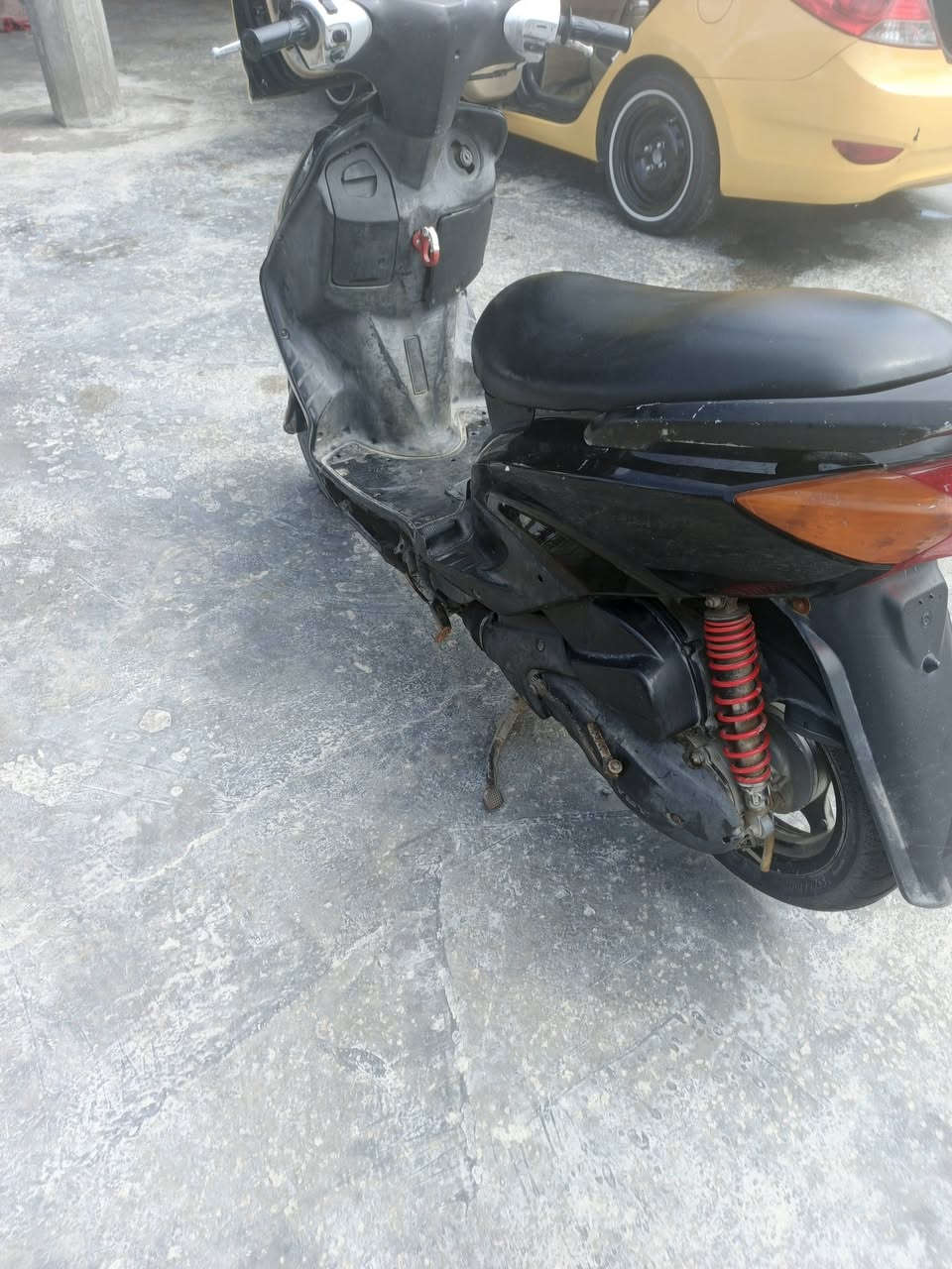 السلام عليكم
سكنس ياباني 110 
دراجه بلاديه نازله رمبه على ايدي كفاله دراجه
كلشي بيها شغال وبلادي
سلف هندر شغال لايت اشاير شغال
عنواني بغداد الشعله
السعر 450 
***********
