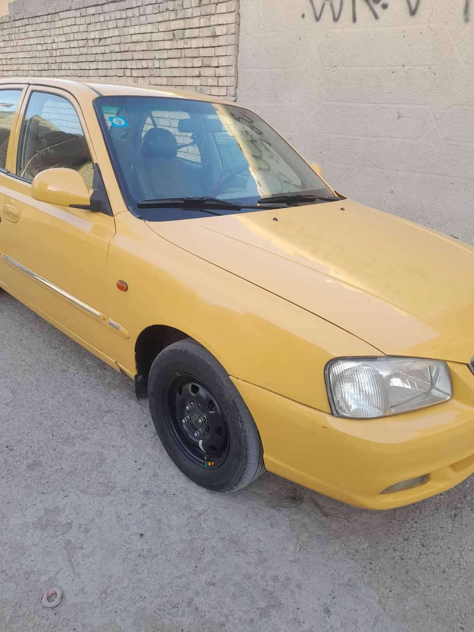 السلام عليكم سيارة هواندي فيرنا موديل 2014 السيارة احلى من الصورة مكفولة من كص وضربه سعر السيارة اخو البلاش (65) وبيه مجال حك الجيه 
 تايرات صدر مكينه كير كله خير من ﷲ 
رقم صاحب السيارة (***********)
