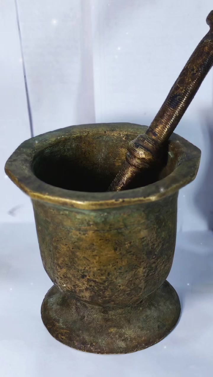 هاون نحاس ثقيل الوزن. قديمه جدأ. هاون واليده للبيع.. للطلب والاستفسار التواصل دايركت أو واتساب *********** #هاون_نحاوس #نحاس #انتيكات #شهر_رمضان #اكسبلور
