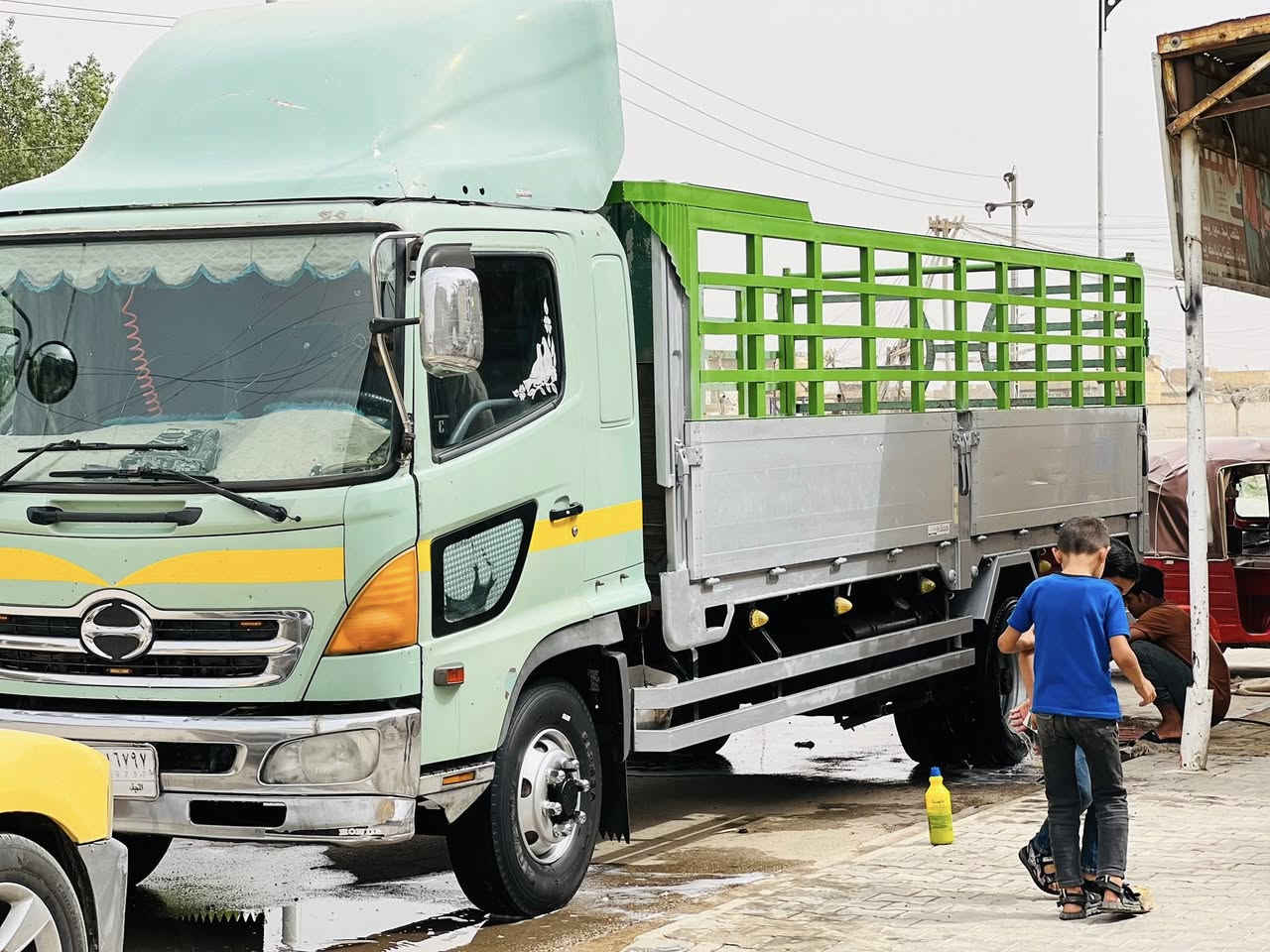 السلام عليكم سياره هينو للبيع موديل ٢٠٠٢ اصل مامعلايه بدي سته وربع تخم تاير جديد حداديه جديده سياره  جاهزه رقم نجف بسمي مشروع وطني مكان كوت مركز مدينه رقم ***********
