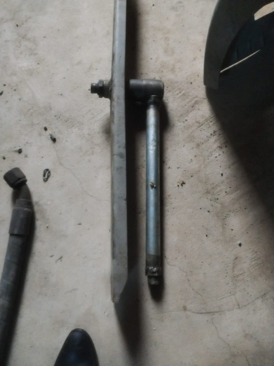 ئەشیای سەیارەی گەورە بۆ فرۆشتن
پەمپی هەوا یەک بستۆنە 

تەنکی بە قاچ و کامل ئەشیاوە 

سۆندەی وینج 

هەموشیان زۆر بێ کێشەن 

‎ژ م :*********** 
***********
