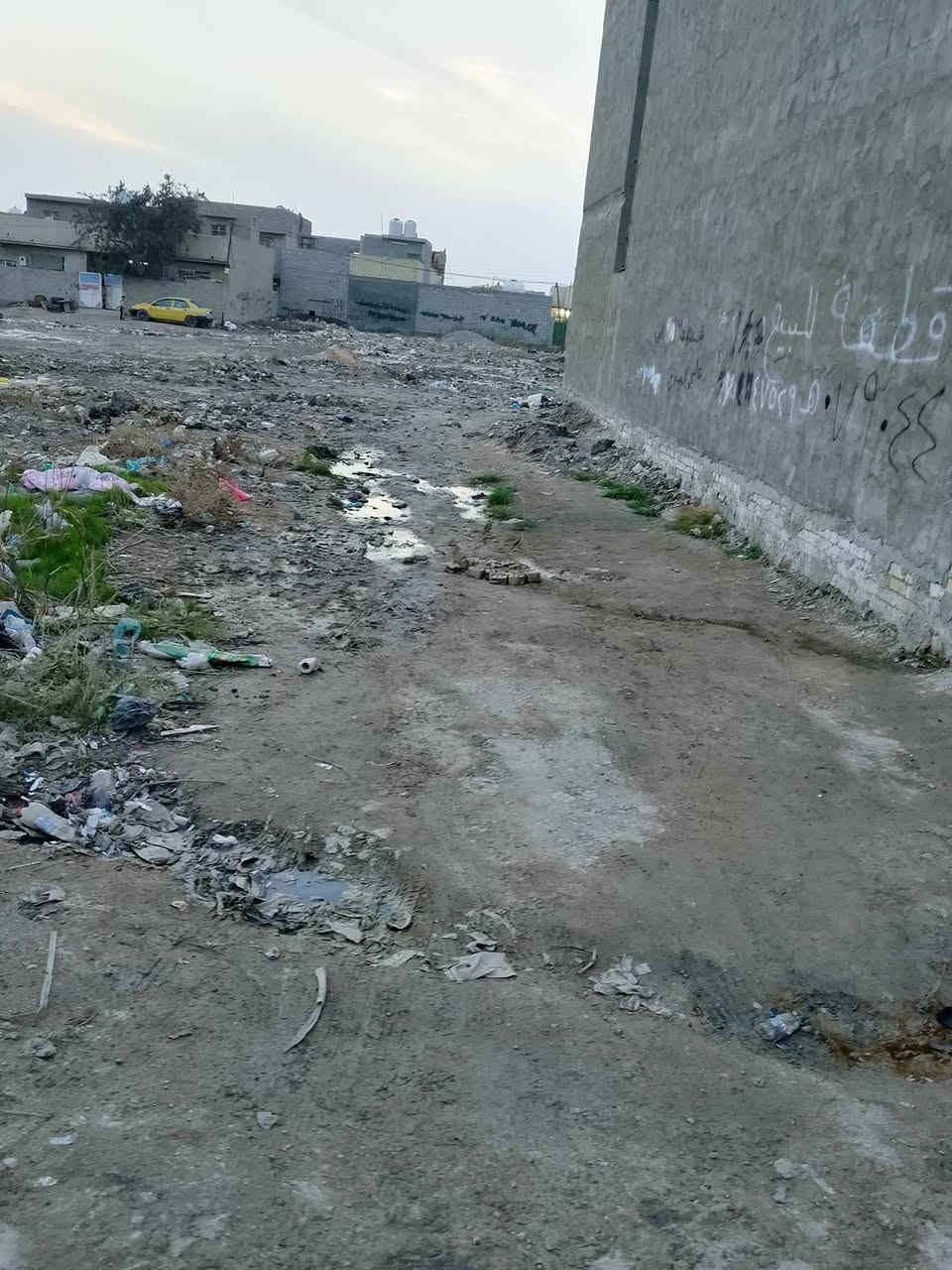 السلام عليكم كاع 100 متر قريب على الشارع العام او الشارع بين السده وصالون ام بنين السعر 17 وبيها مجال ***********
