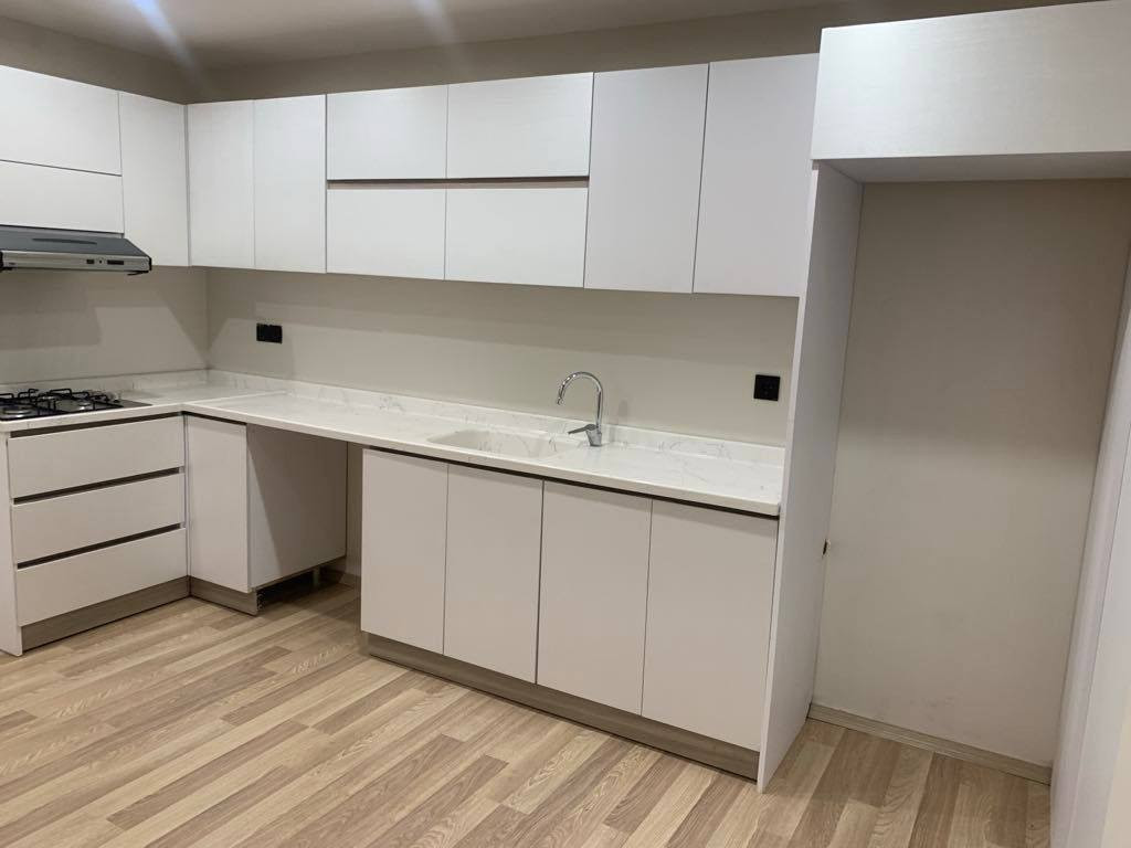 شقة في اربيل للمراوس مع شقة 130 م في مجمع بوابة الكاظمية 
الشقة طابق رابع 
بالطابق شقتين فقط 
شقة غرفتين وصالة ومطبخ ( وحدة من الغرف سويت ماستر يعني حمامات عدد٢ 
مساحة ١٣٦ متر 
٣ بلكونات
٣ سبالت
كاونتر
غاز انابيب
كهرباء وطني + كارت
سيكورتي 
خدمات 
حدايق 
اسواق 
مجمع كامل وسكني وعائلي 
مجمع ژيان ستي بالضبط مع سياج مدينة العاب مجدي لاند تماما بظهره مباشرة
الشقة استلام  ٢٠٢٣ 
الشقة حاليا مؤجرة
للتواصل واتساب ***********
صفحة بانيان هي صفحة تسويق إلكتروني تقوم بالترويج للوحدات العقارية في مجمعات بغداد بناءً على معلومات مقدّمة من المعلنين
