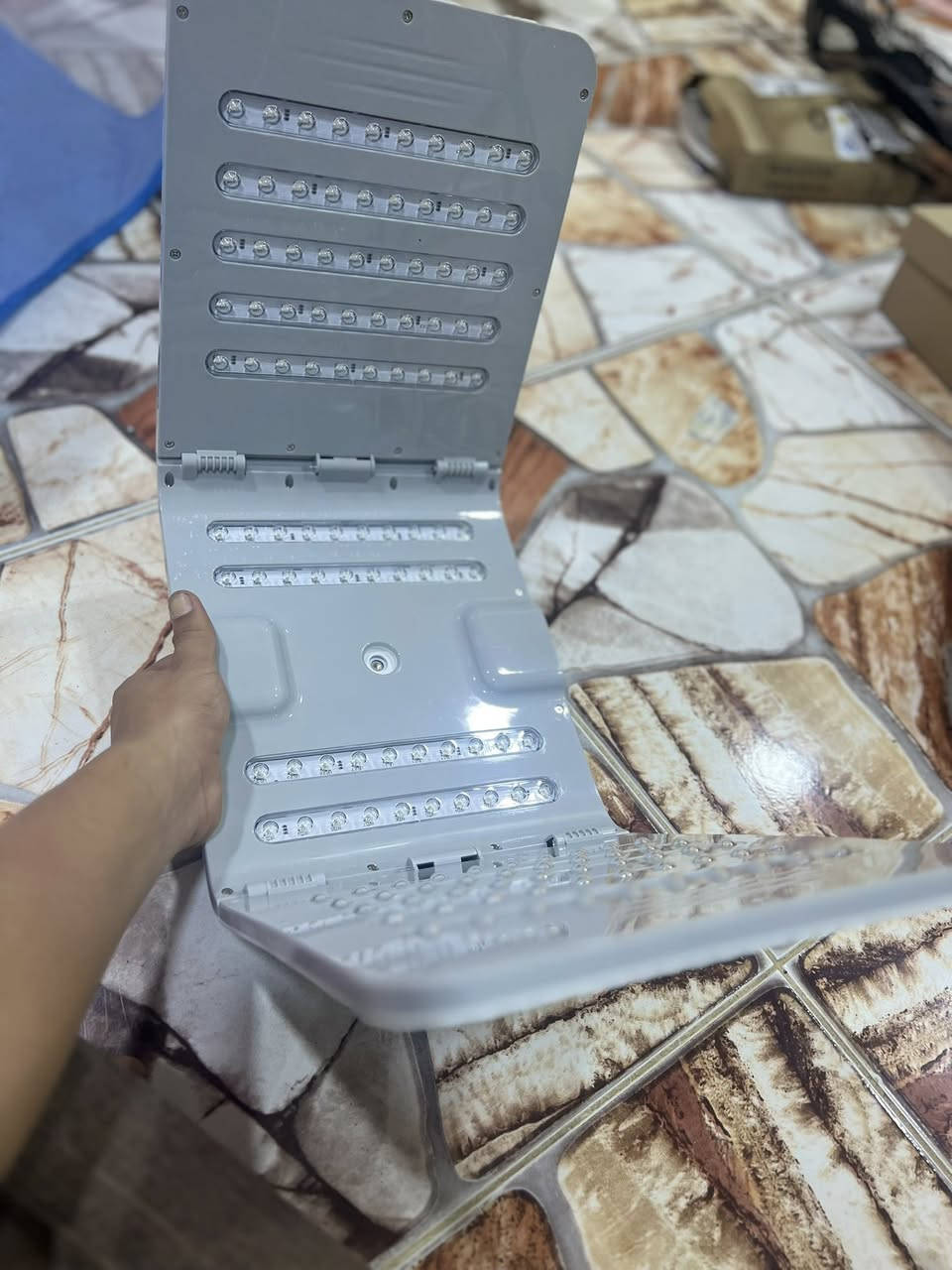 الجهاز هو جهاز قابل للطي للعناية بالبشرة وتجديدها باستخدام تقنية الضوء (LED) بألوان متعددة.الاستخدامات المتعددة: يحتوي على 7 ألوان ضوئية مختلفة، حيث يهدف كل لون إلى معالجة مشكلة محددة في البشرة، مثل حب الشباب أو الشيخوخة.مميزات إضافية: قد يشتمل الجهاز أيضًا على وظيفة بخاخ نانو لترطيب البشرة بعمق.


**إذا كنت صاحب هذا الإعلان وتريد حذفه لأي سبب، رجاءا أرسل رسالة إلى الدعم الفني**