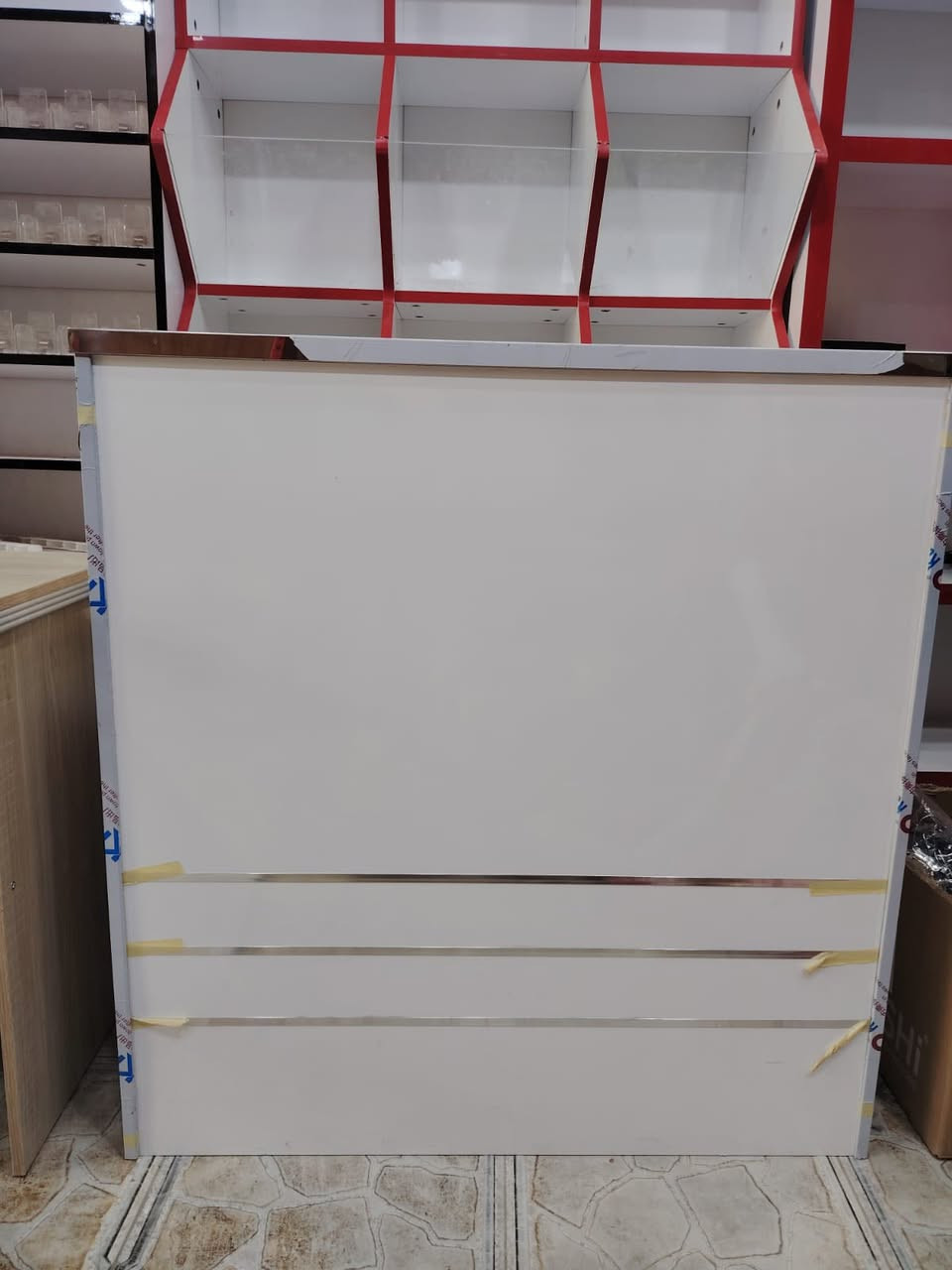 غراض محل للبيع ميز كاشير رفوف خشب مساطر وتلبيستهن مليكانات كرسي دوار  تعاليك فسان قميص بنطرون عدد هواي متوفر كلمن وسعره قيم بما يرضي لله ***********
