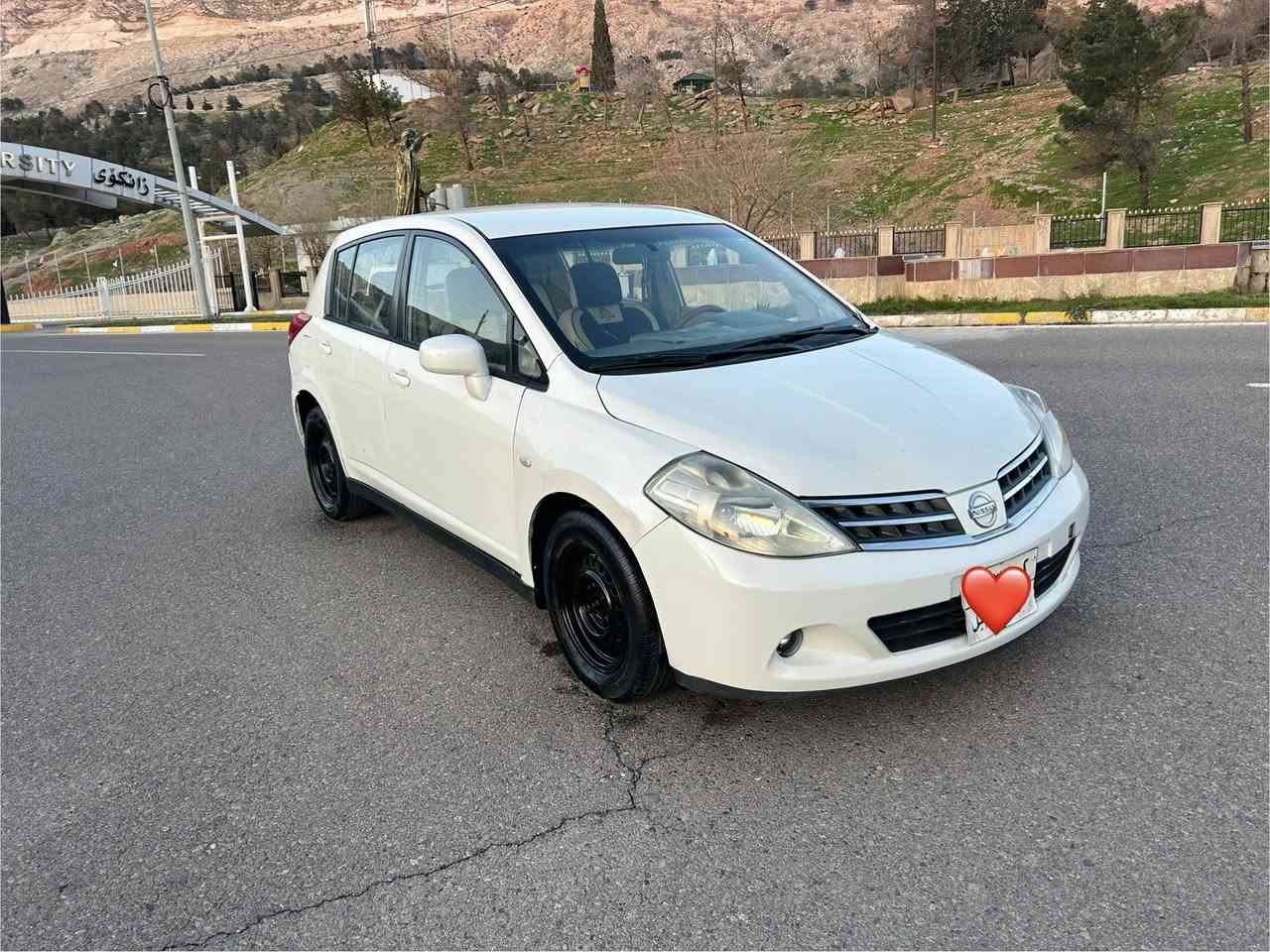 نیسان تیدا 2010ناوزەرد تۆماتیک دووپارجەو بستێکی بۆیاخە دەعمو لێدراوی نییە پێشی بەحال قرجێکی هەیە شایەنی باس نییە بەشەرتی گێرو مەکینە و توندوتۆلی بەناو  خۆمانە سەیارەکە وەکالەش دەکەین 
سعری خوار بازار ۸۲
***********
