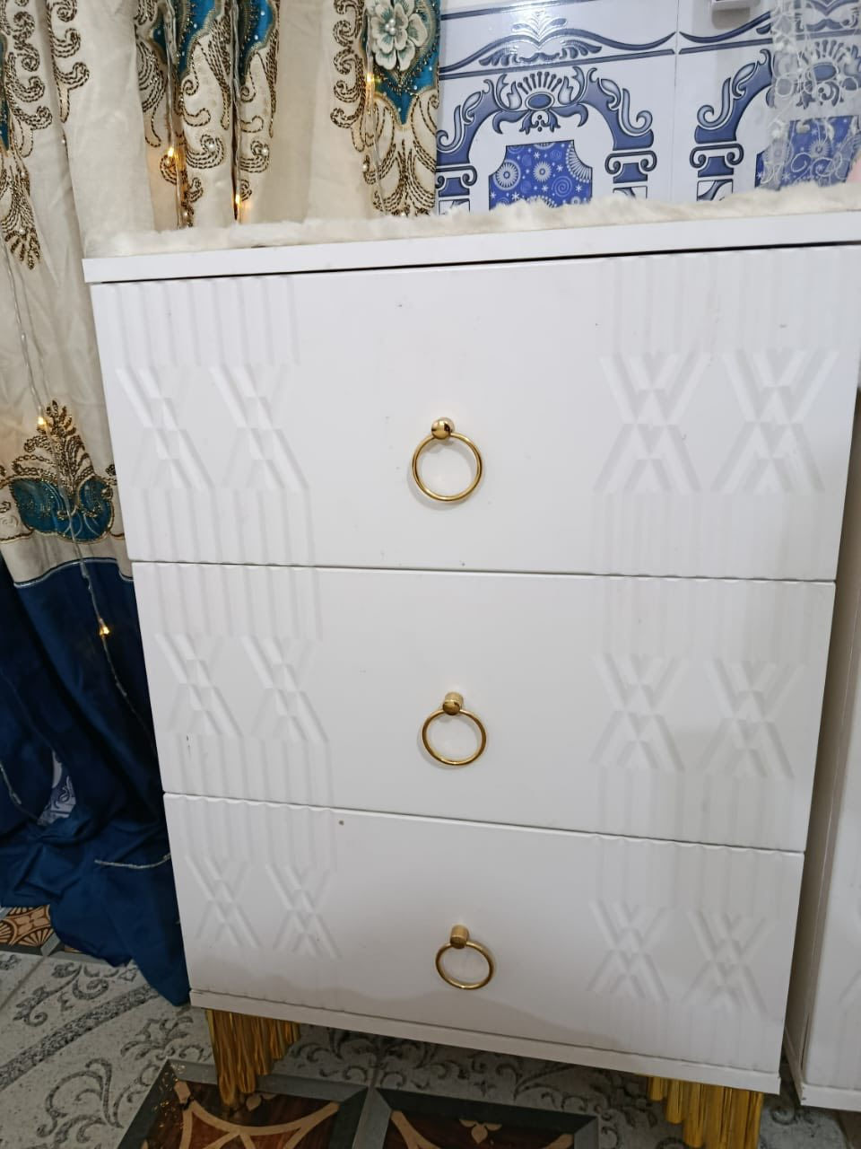 سلام عليكم غرفه للبيع اخو الجديد صارلها ٥ اشهر من مشتريها اريد ابيعها لان محتاز مكانه كربلاء ١٠قطع غرفه كلش حلوه او جديده ***********
