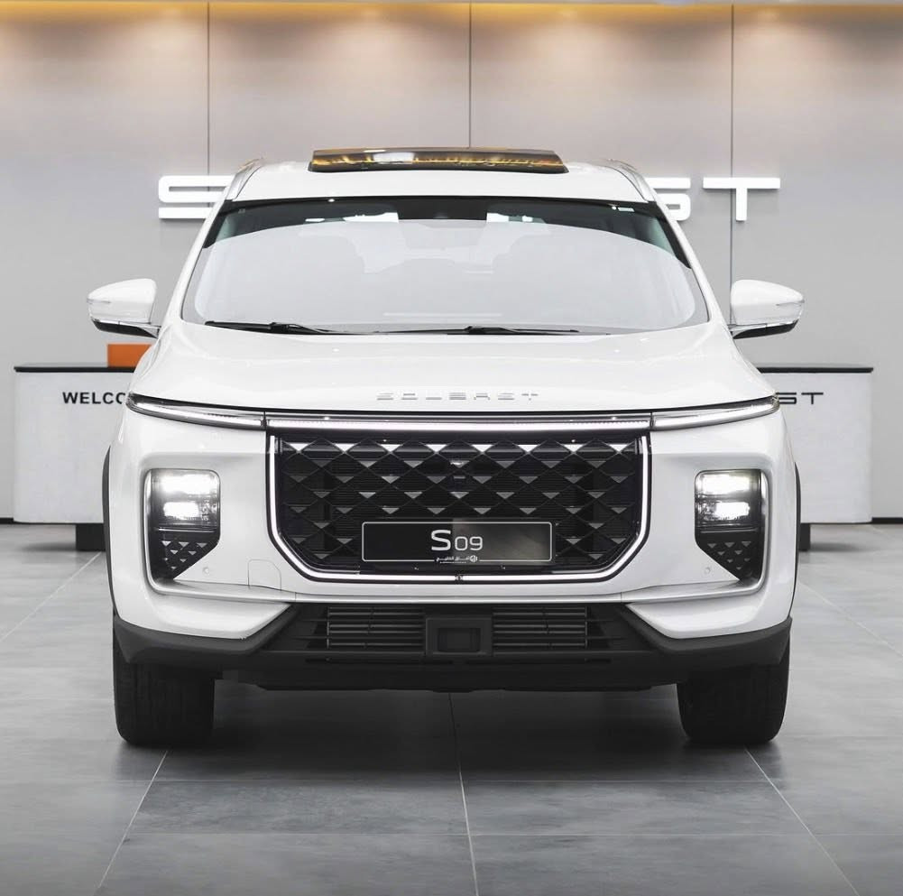 سوئيست S09 2.0L LUXURY
الموديل: 2026 (خليجي)
العداد: صفر كيلو متر
المحرك: 4 أسطوانات L2.0 تيربو 254 حصان حقن مباشر
عزم الدوران (نيوتن-م): 390
ناقل الحركة: اوتوماتيكي دبل كلاتش من 7 سرعات
استهلاك الوقود: 8.1 لتر لكل 100 كم

الضمان الأساسي: 6 سنوات أو 200,000 كم (أيهما أولا)
ضمان المحرك: 10 سنوات أو 1،000،000 كم (أيهما أولا / للمالك الأول)

السعر: 30,900,000 دينار عراقي (بدون رقم)
السعر 33.700.000 دينار عراقي ( مرقم كامل )

المواصفات:
*عدد صفوف المقاعد 3 (7 ركاب)
*إطارات قياس 20 إنچ
*فتحة سقف بانوراما 1.1م
*شاشة عرض ترفيهية قياس 15.6 إنچ
*شاشة عدادات رقمية قياس 10.25 إنچ
*كاميرات محيطية 540 درجة
*حساسات أمامية
*حساسات خلفية
* مثبت سرعة مع رادار تفاعلي
*نظام مراقبة النقطة العمياء
* نظام المساعدة للبقاء في المسار
*نظام الكبح التلقائي في حالة الطوارئ
*نظام تحذير الاصطدام الامامي والخلفي
*نظام القيادة شبه الذاتية
*نظام تحذير مغادرة المسار
*نظام التحكم بنزول المنحدرات
*نظام الفرامل الأوتوماتيكي Autohold
*نظام ابل كار بلاي واندرويد أوتو لاسلكي
*نظام صوتي متطور من 8 سماعات عالية الجودة
* نظام اوامر و تحكم صوتي
*مقصورة الركاب من الجلد الفاخر
*مقعد السائق والراكب كهربائي
*مقاعد السائق والراكب مدفئة
*مقعد السائق والراكب مبرده
*إنارة محيطية
*إنارة ترحيبية
*عتبات الأبواب مضيئة
*مصابيح أمامية أوتوماتيكية LED مع مصابيح نهارية
*صندوق كهربائي
*نظام التحكم الذكي بالإنارة العالية
*المرايا الجانبية قابلة للطي كهربائياً ومدفئة
*نظام تكييف ثلاثي المناطق مع تحكم مستقل للمقاعد الخلفية
*فتحات مكيف هواء مستقل للصف الثاني والثالث
*فلتر تنقية الهواء (N95)
* نظام تنقية الهواء PM2.5 مع شاشة
*دخول ذكي (بصمة)
*تشغيل عن بعد
*خاصية إغلاق الشبابيك وفتحة السقف عن بعد
*شاحن هاتف لاسلكي سريع
*ماسحات الزجاج الامامي مع حساس للمطر
*مسند الذراع الوسطي مع ثلاجة
*وضعيات قيادة متعددة
*نظام مراقبة ضغط الاطارات
*وسائد هوائية امامية وجانبية عدد 6

شركة آفاق الخليج للوكالات التجارية الوكيل الرسمي لسيارات سوئيست في العراق.
للحجز و الاستفسار 
***********

